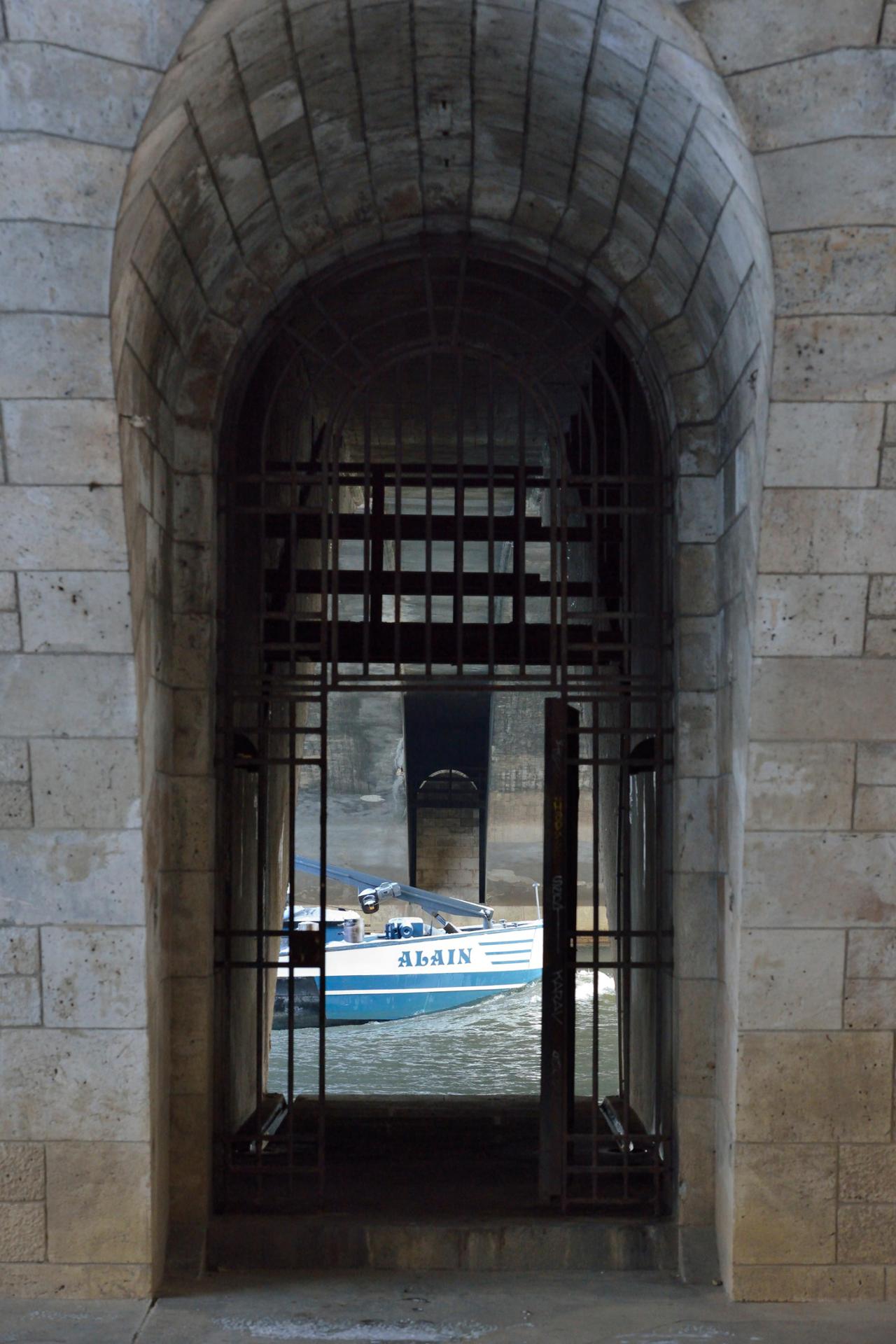 Par la porte