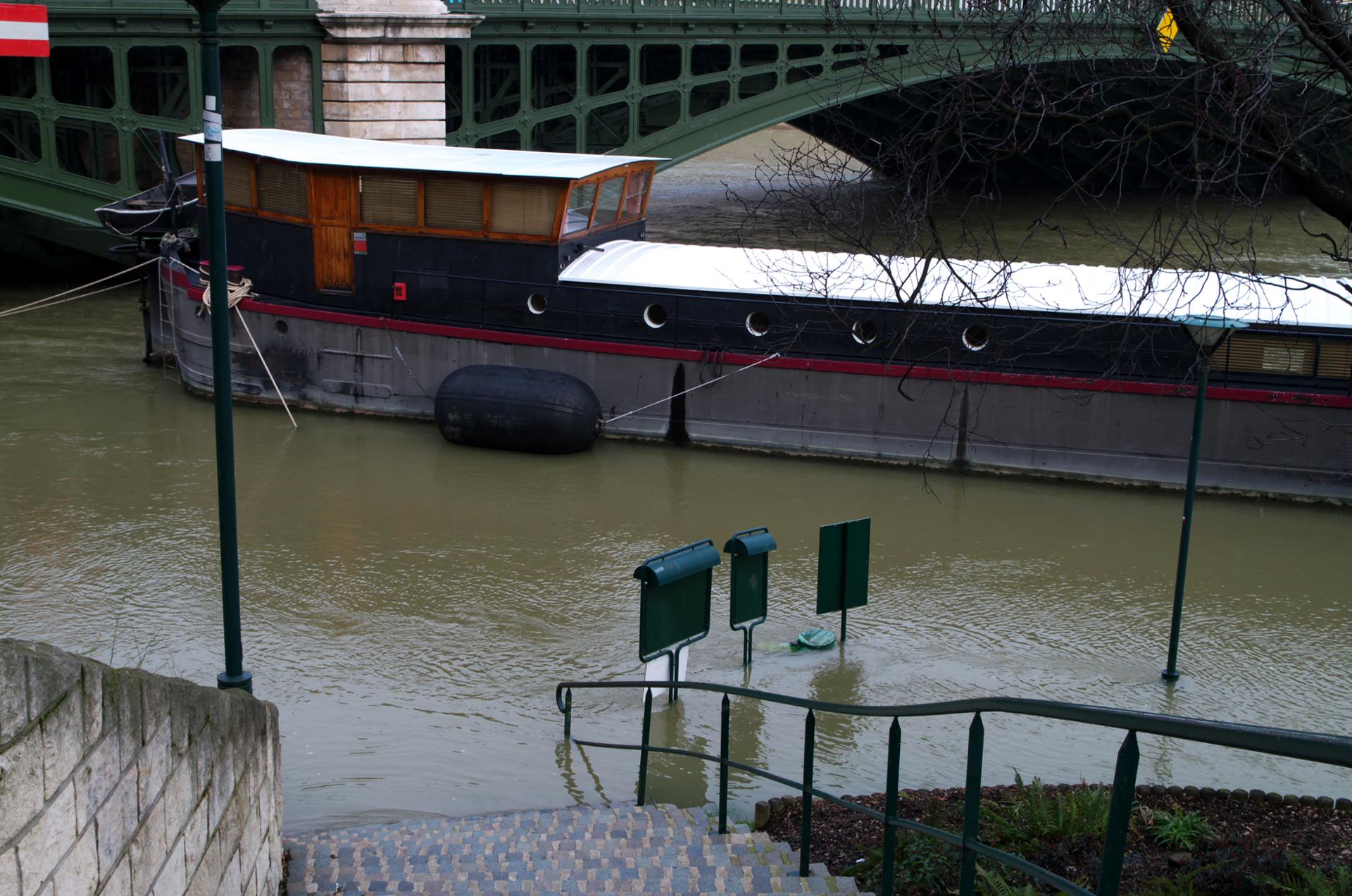 Péniche d'habitation sur la Seine