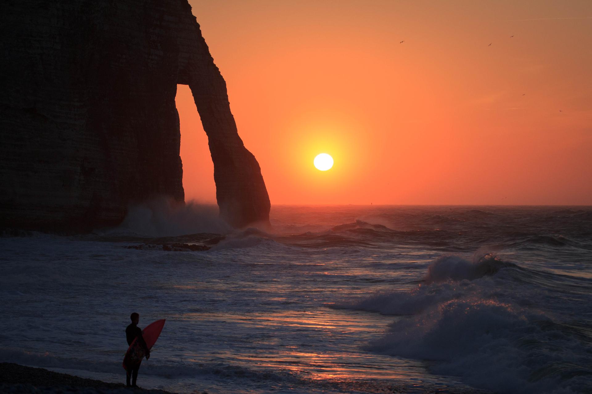 Surfeur à Etretat 