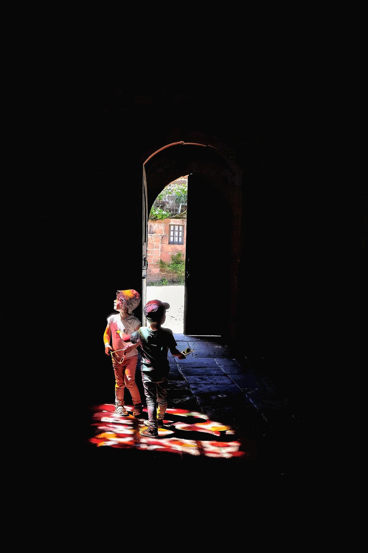 Deux enfants bigarrés