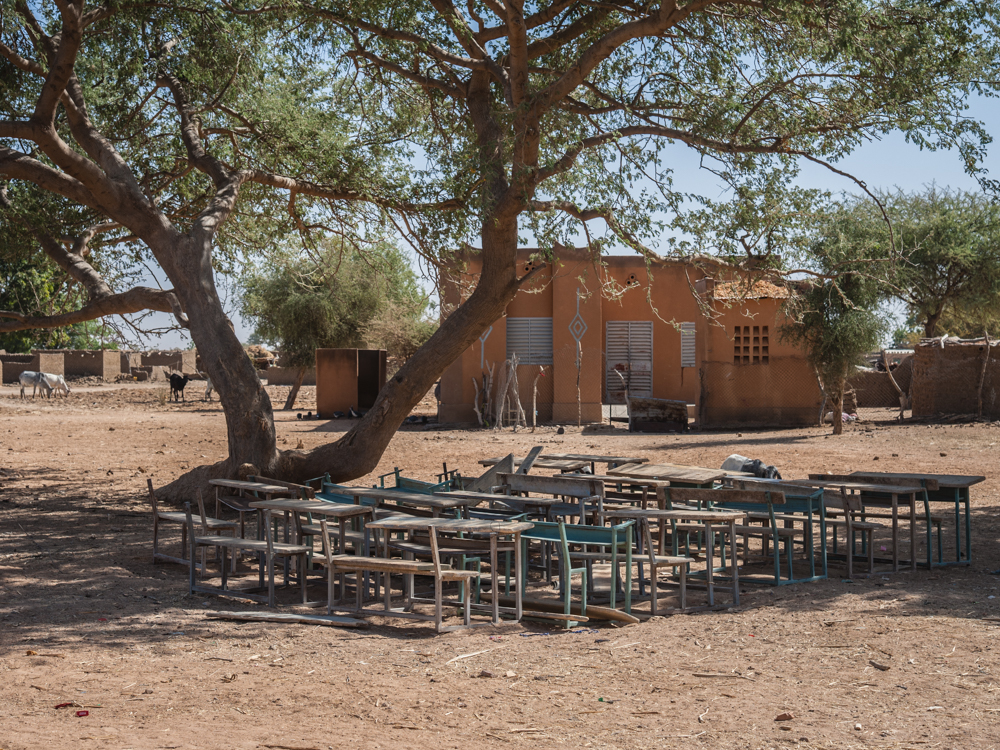 Burkina école sous l'arbre.jpg