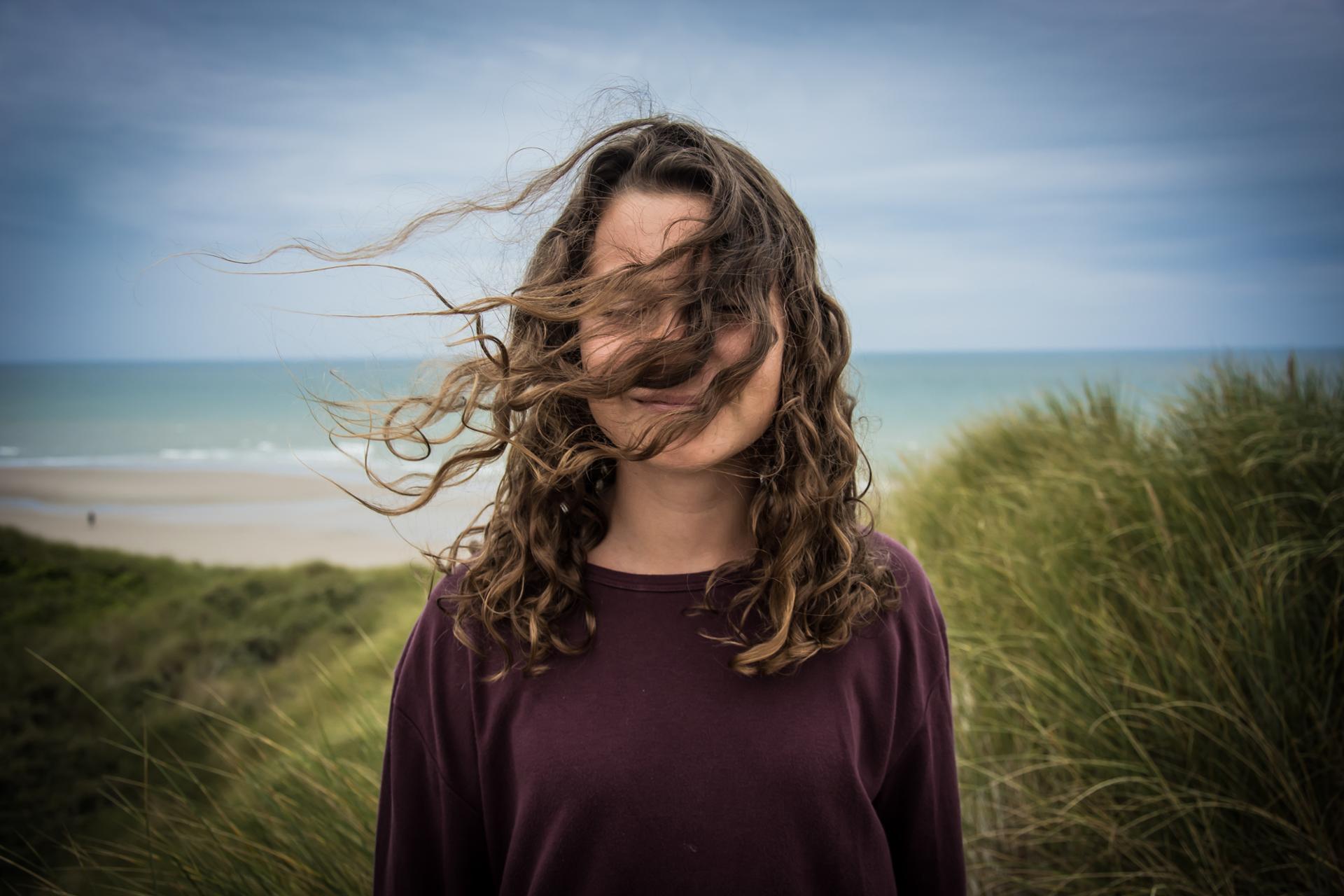 Les cheveux au vent