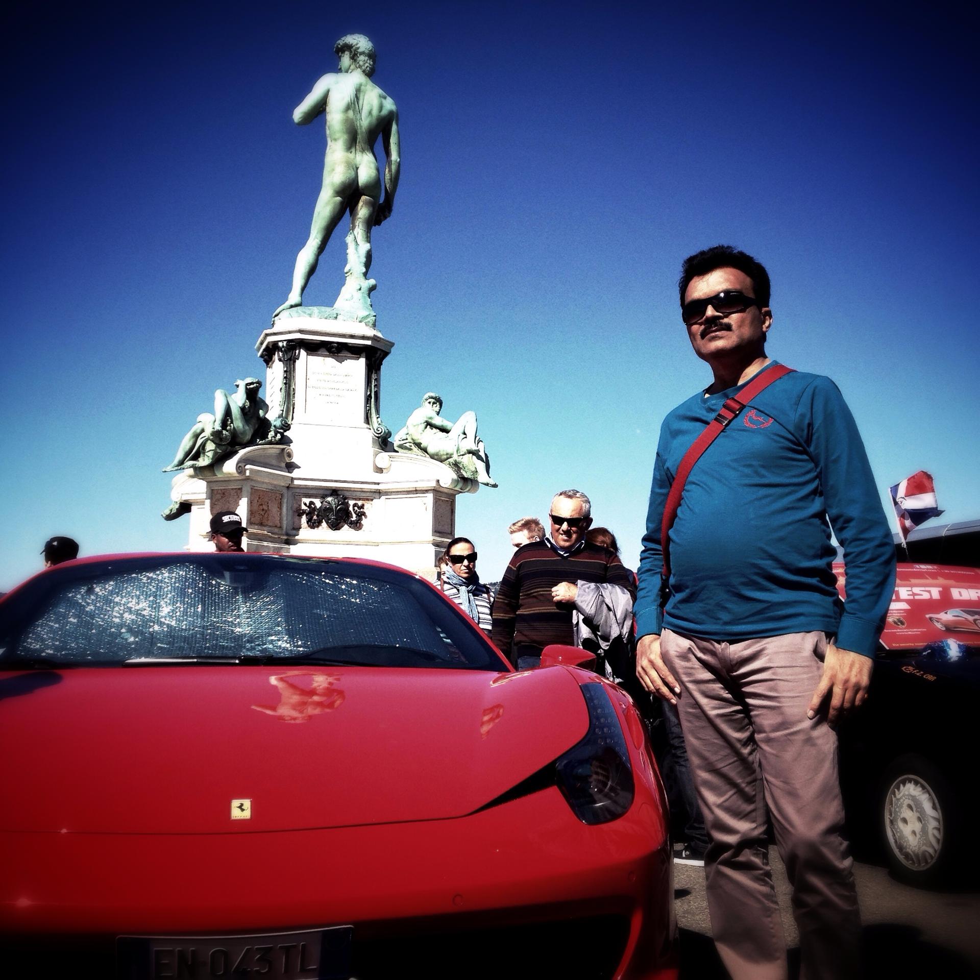 Pose devant le David et la Ferrari à Florence