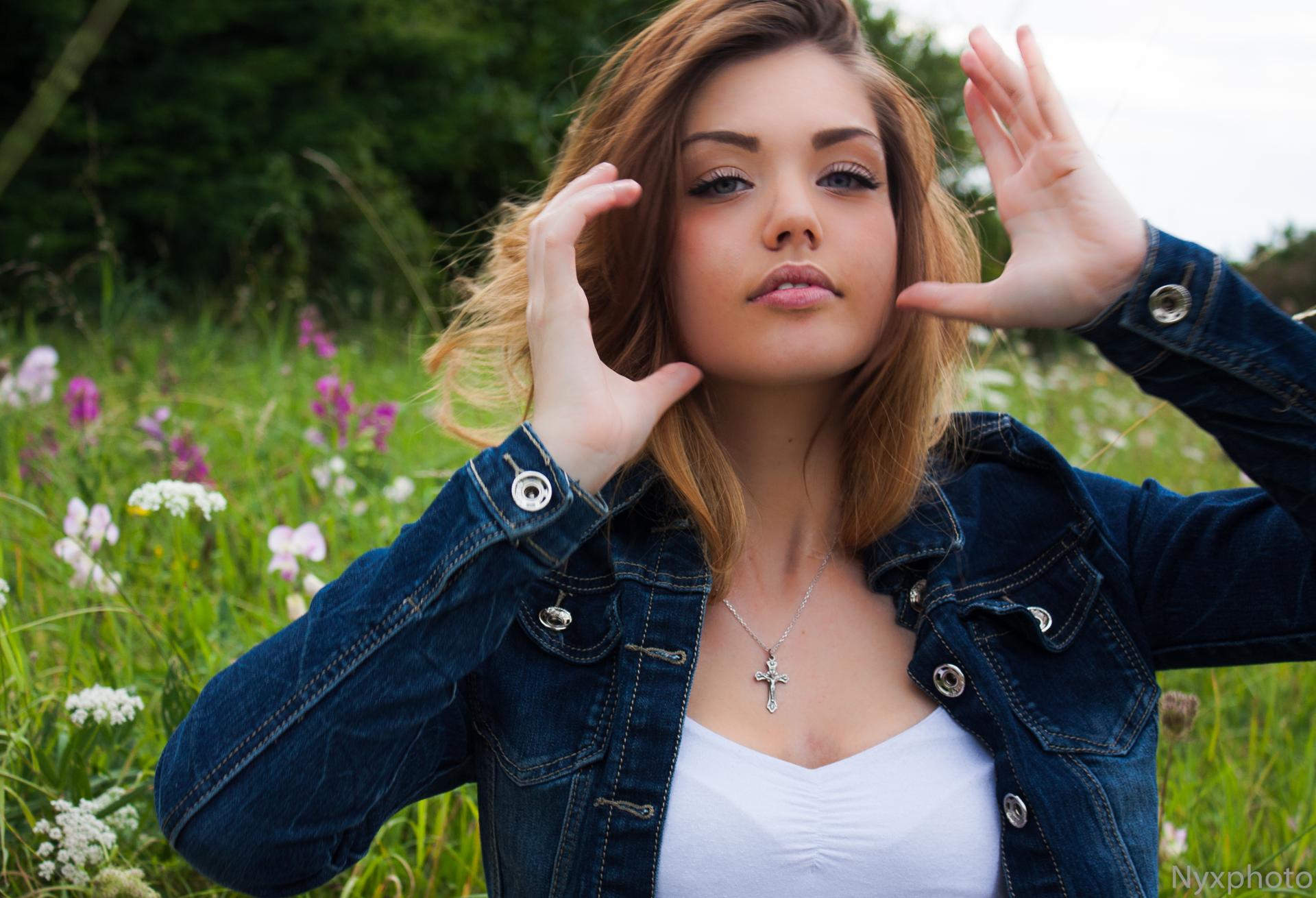 Les filles jouent toujours avec leur cheveux