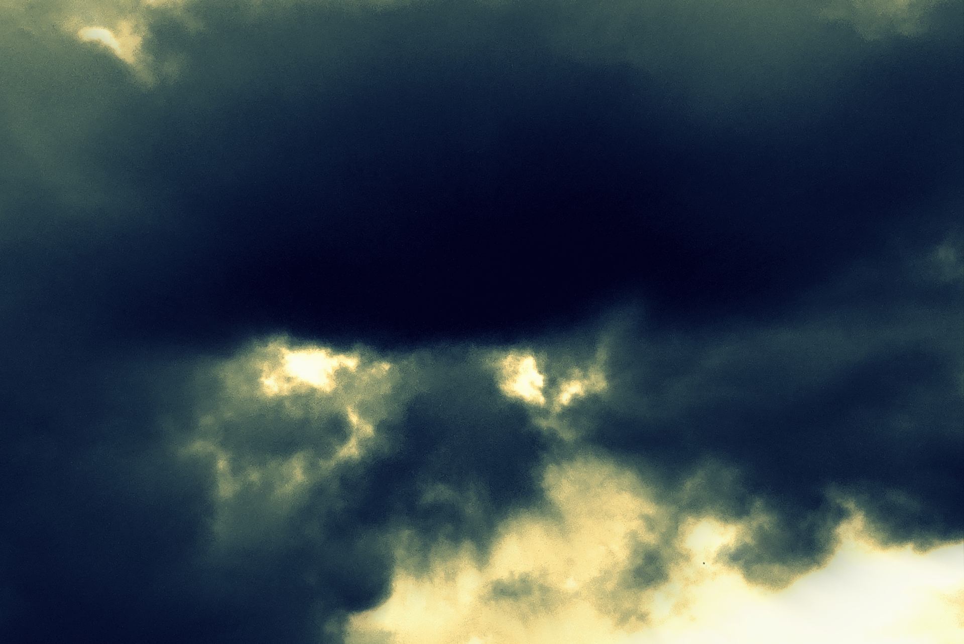 Des yeux menaçants dans le ciel