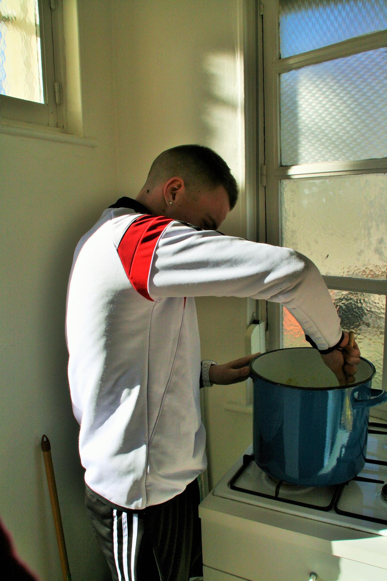 Préparation de la soupe à l'oignon pour les jeunes carnavaleux.