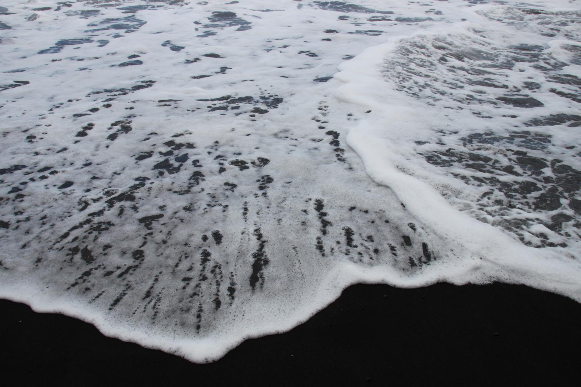 Ecume sur sable noir