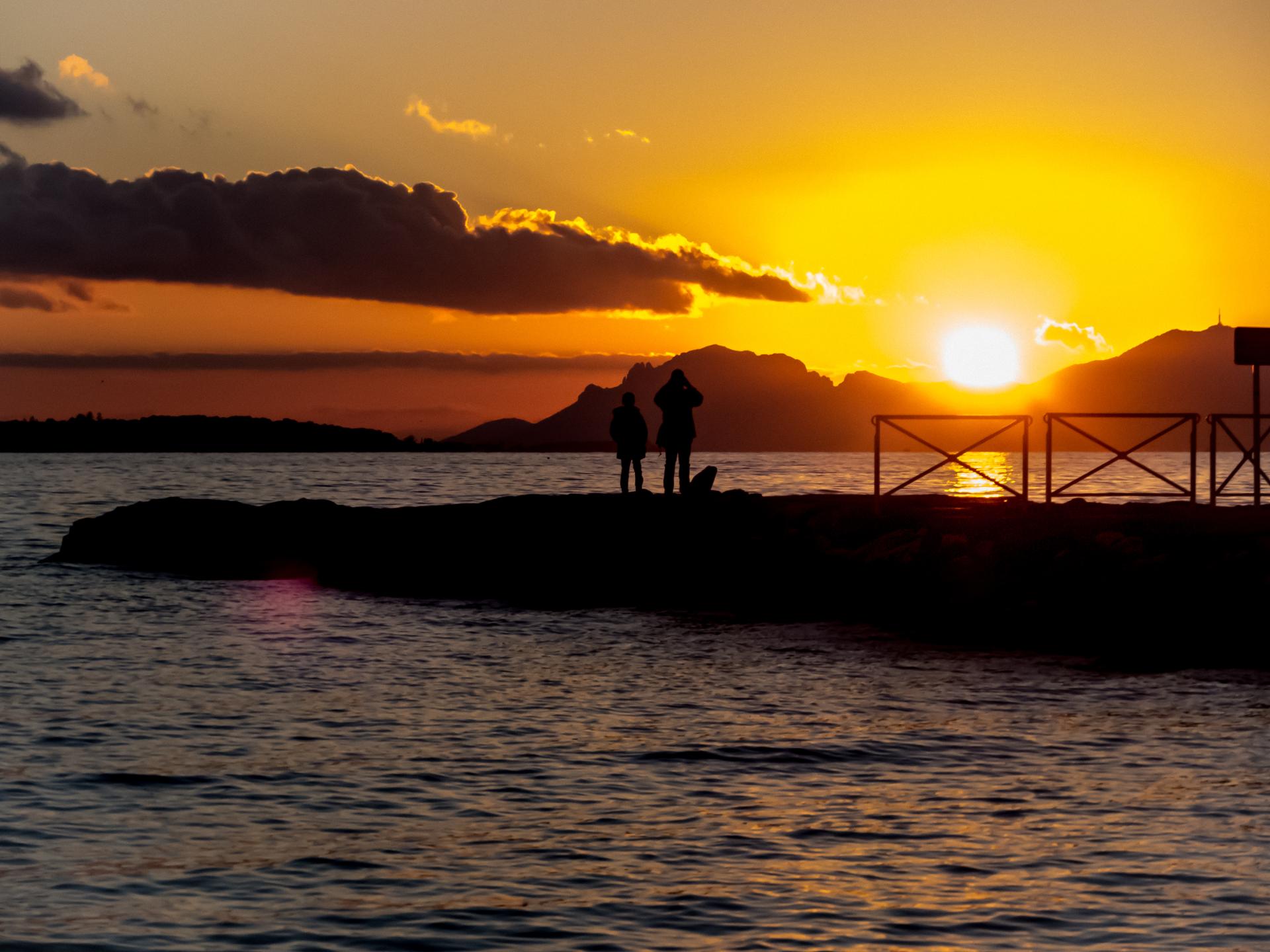 silhouettes dans le couchant