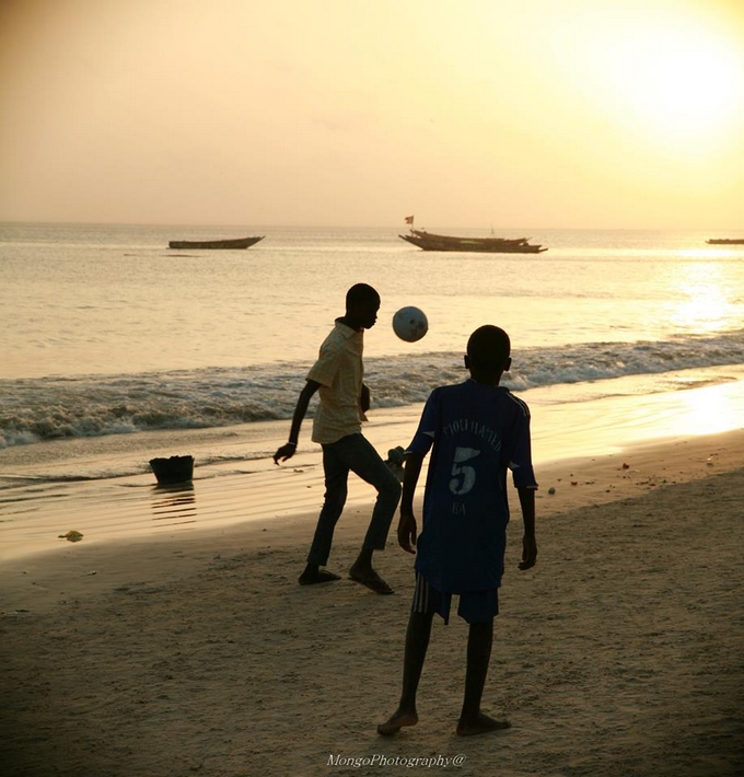Jeu de ballon sur la plage depetit Mbao ( Sénègal ) II.jpg
