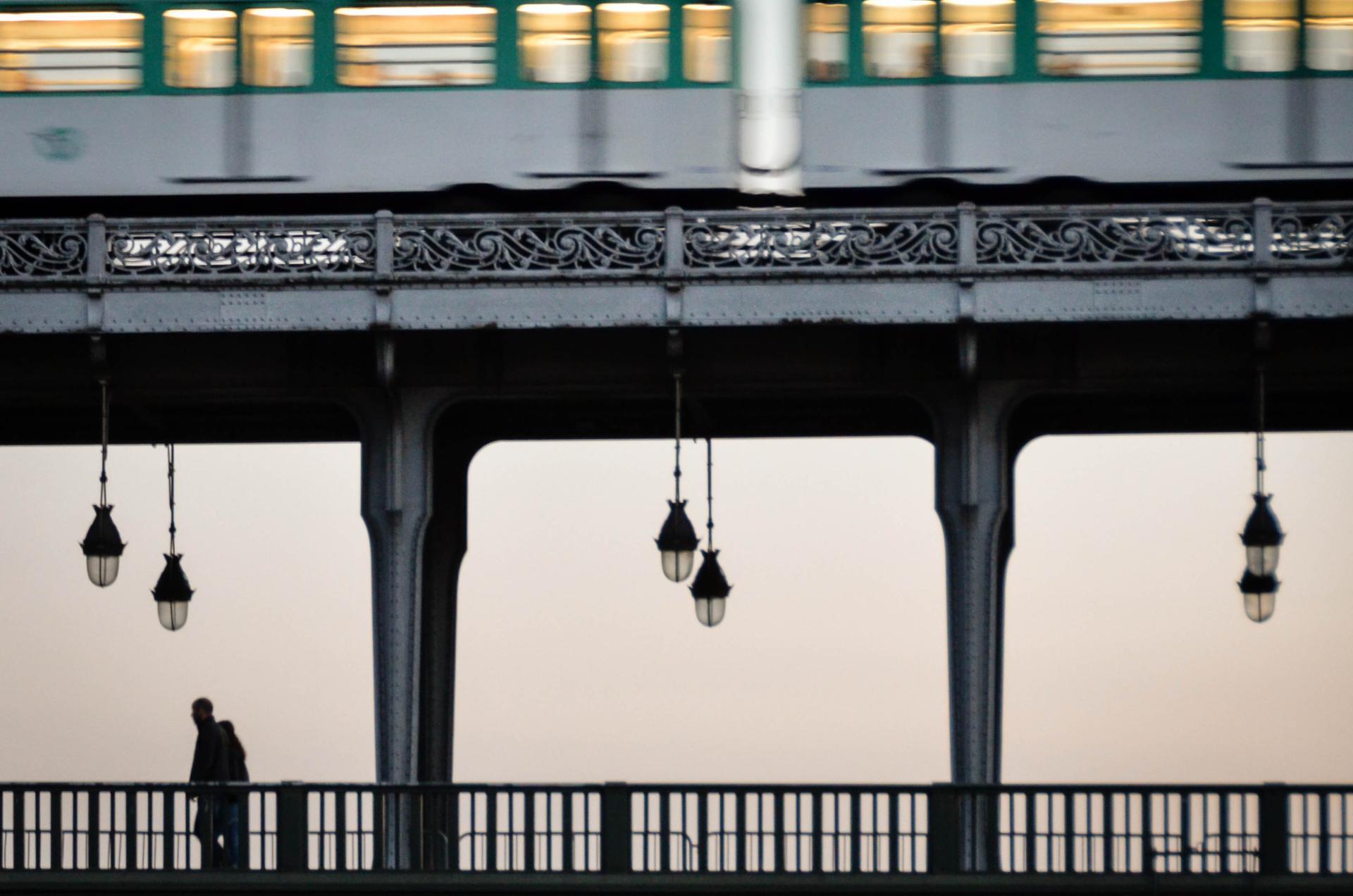 Sous le pont de Bir Hakeim