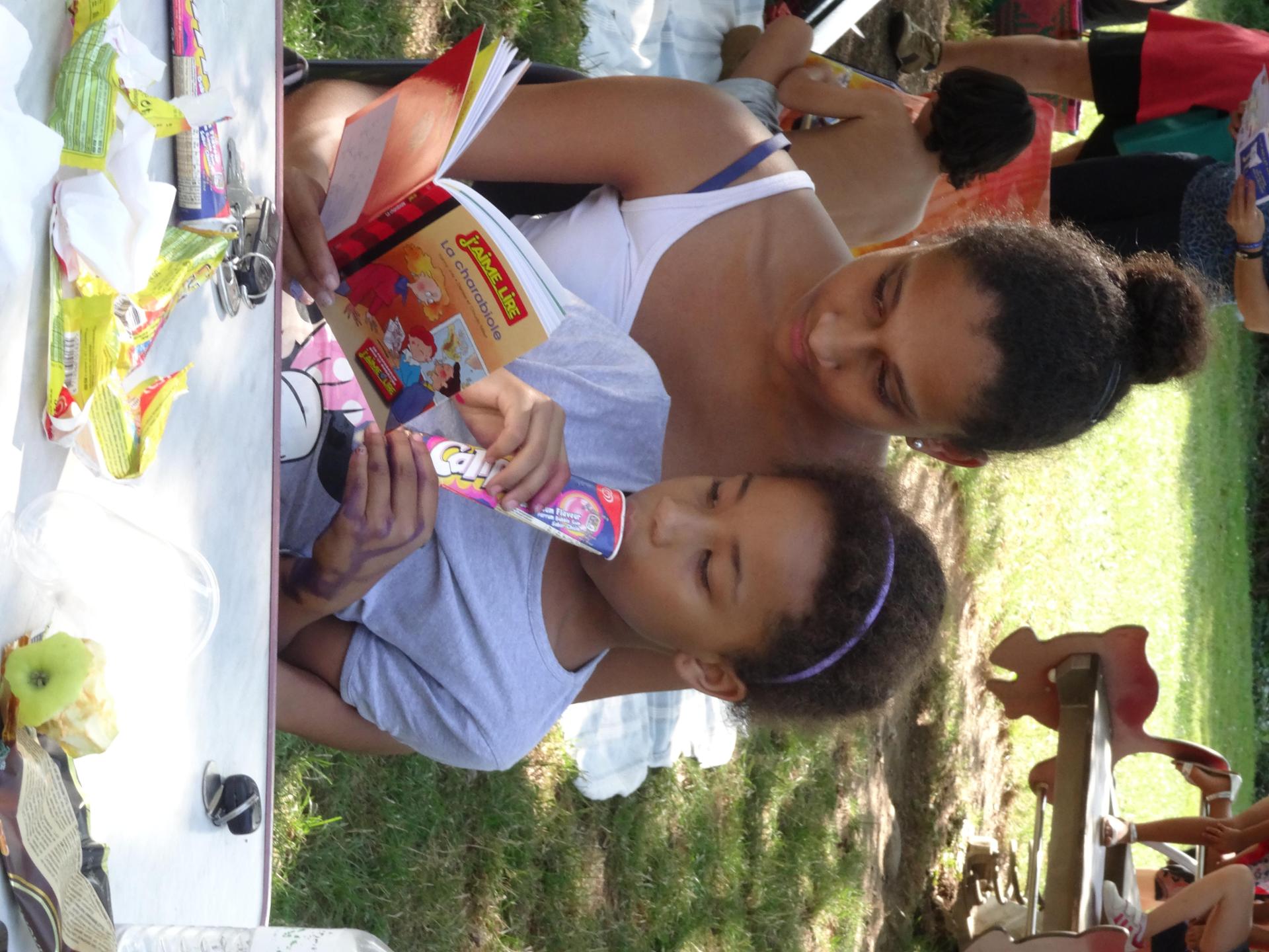 Lescar Lac Carolins maman lit à sa fille 18.7.15 (BP).