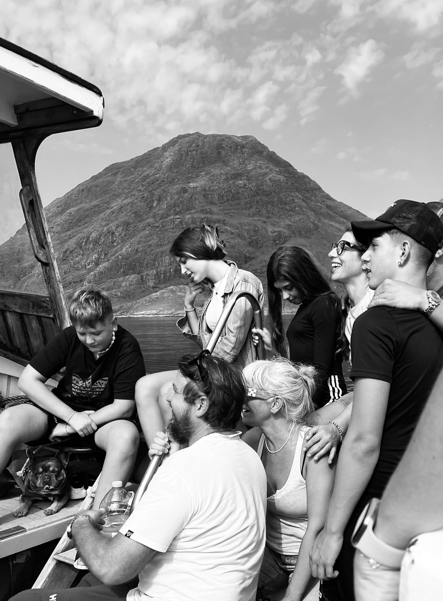 Une famille soudée sur un bateau qui conduit les touristes sur le Loch de Legol.jpeg