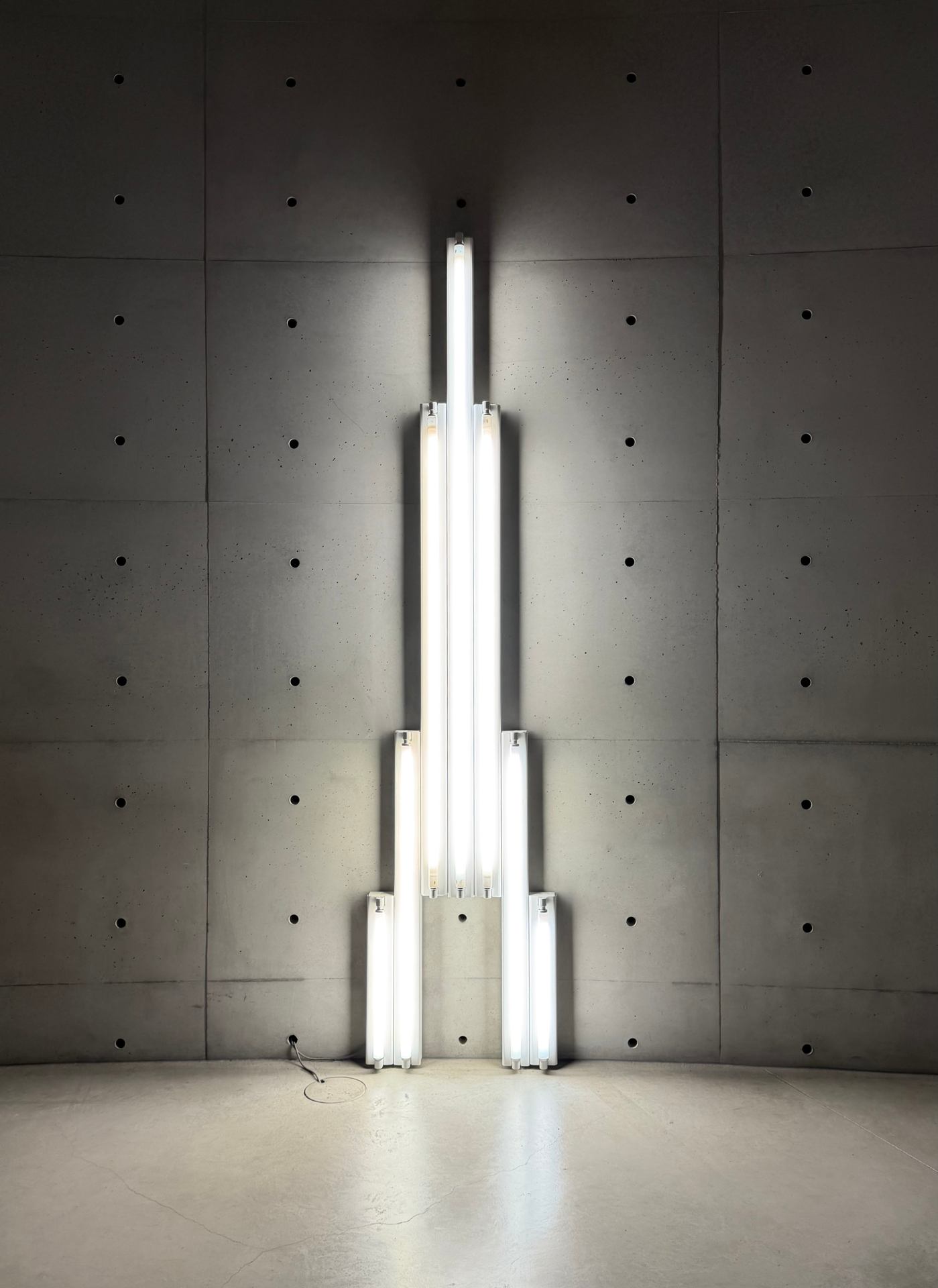 Expo Minimal. Néons de Dan Flavin sur paroi béton décoffrage brut de Tadao Ando .jpeg