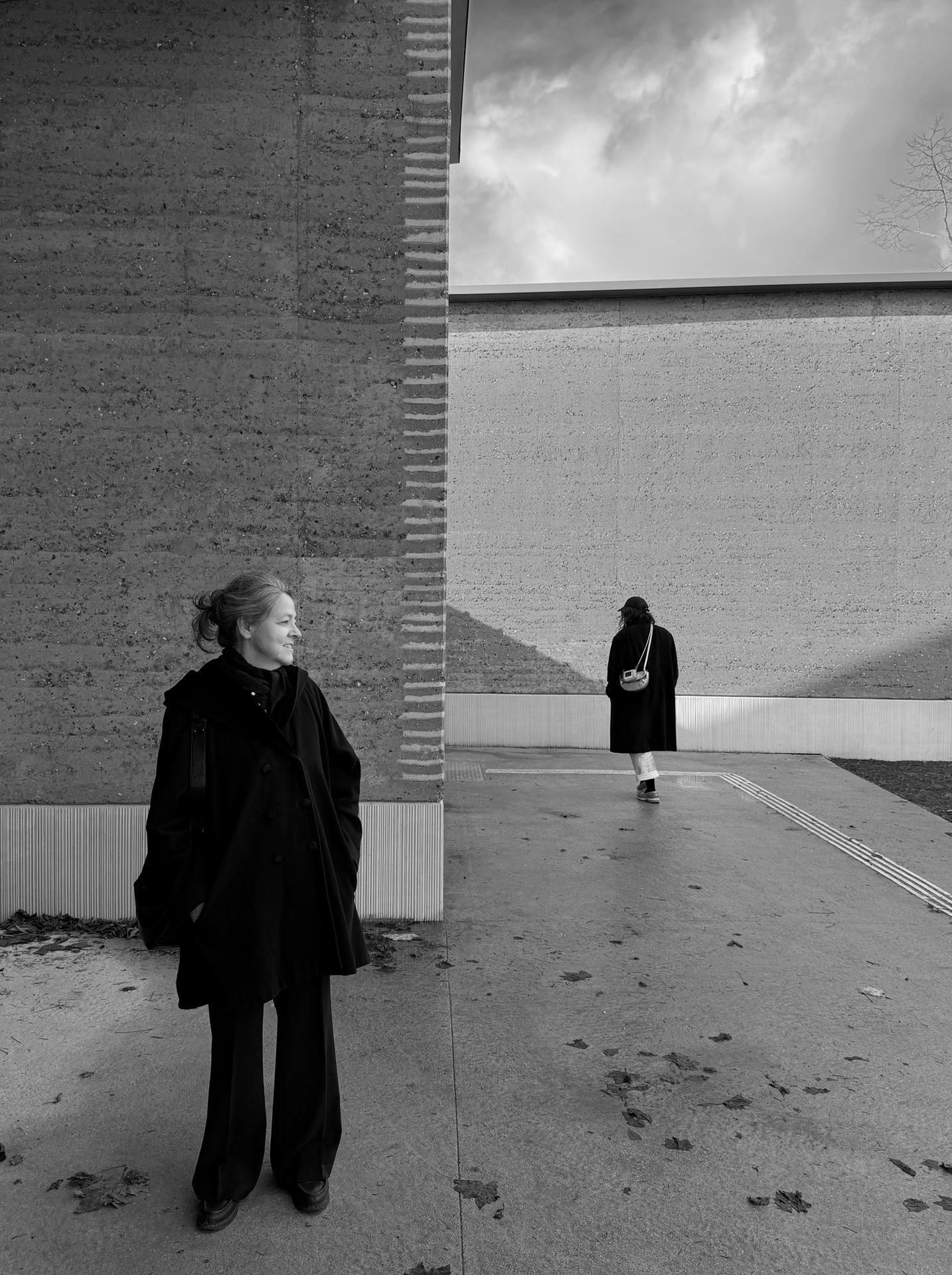 Devant les murs en pisé du Pôle enfance des Loges à Evry (Hemaa arch).jpeg