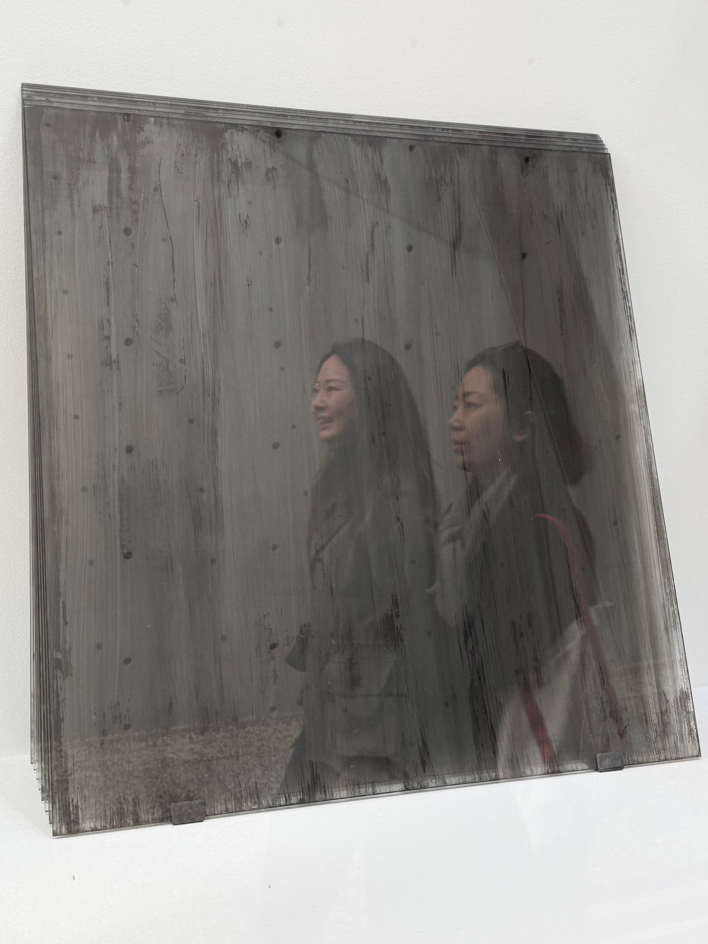 Le passage de deux Jeunes Femmes en reflet sur une vitrine de Laura Amiel.jpeg