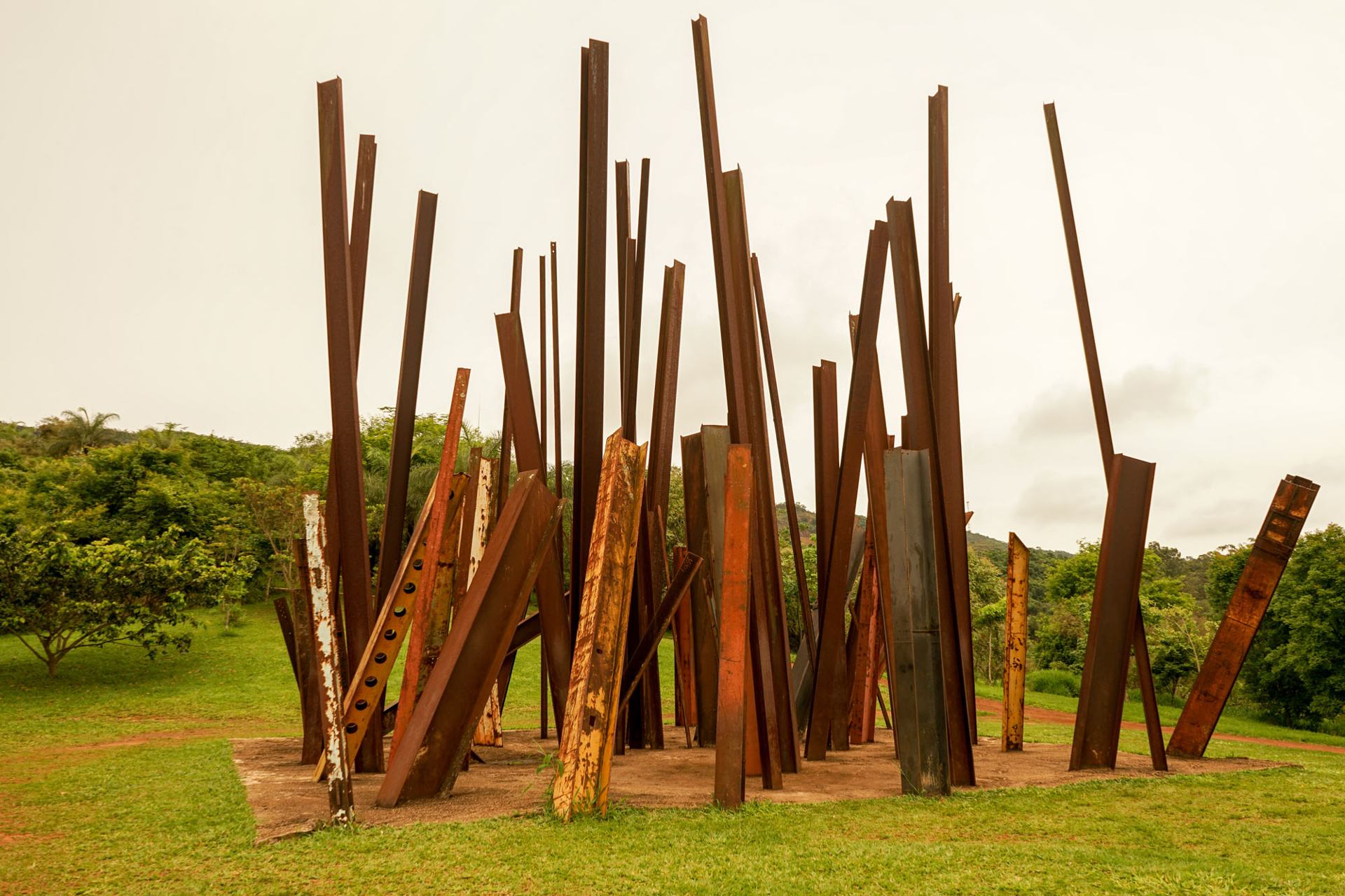 Sculpture de 2008 de Chris Burden, Beam drop Inhotim - Inhotim, Brésil