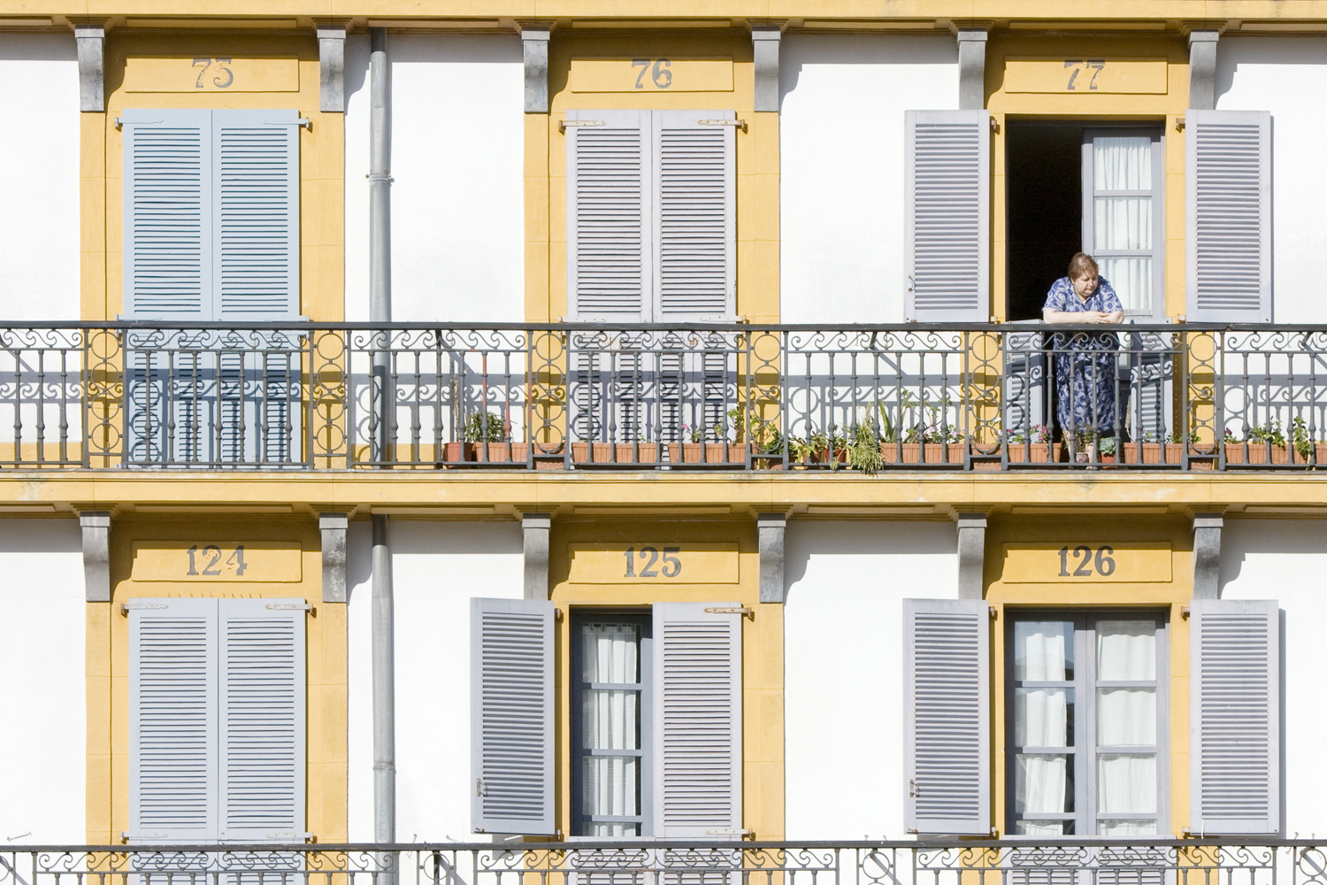 A la fenêtre, San Sebastian, Espagne