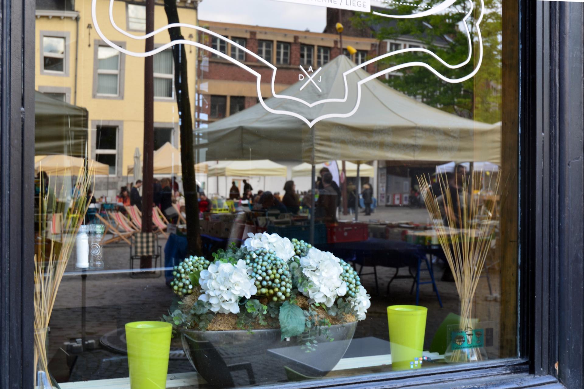 Corbeille blanche et vases verts.jpg