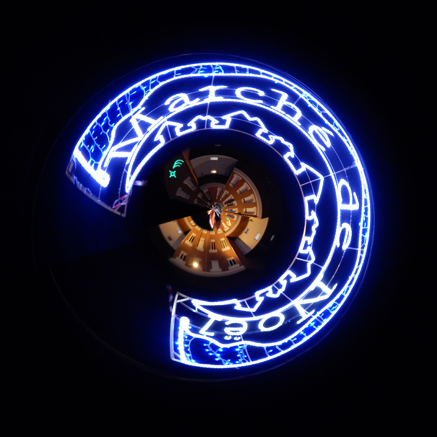 VILLAGE au CENTRE  du MARCHÉ