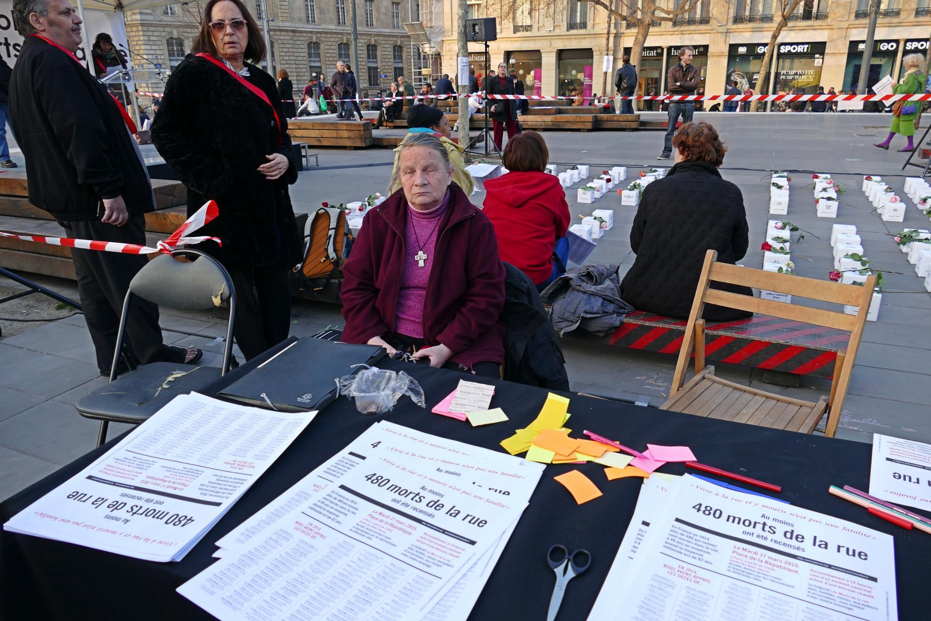 Une rose pour rendre hommage aux SDF, morts anonymes de la rue-17 mars 2015-Place de la République-