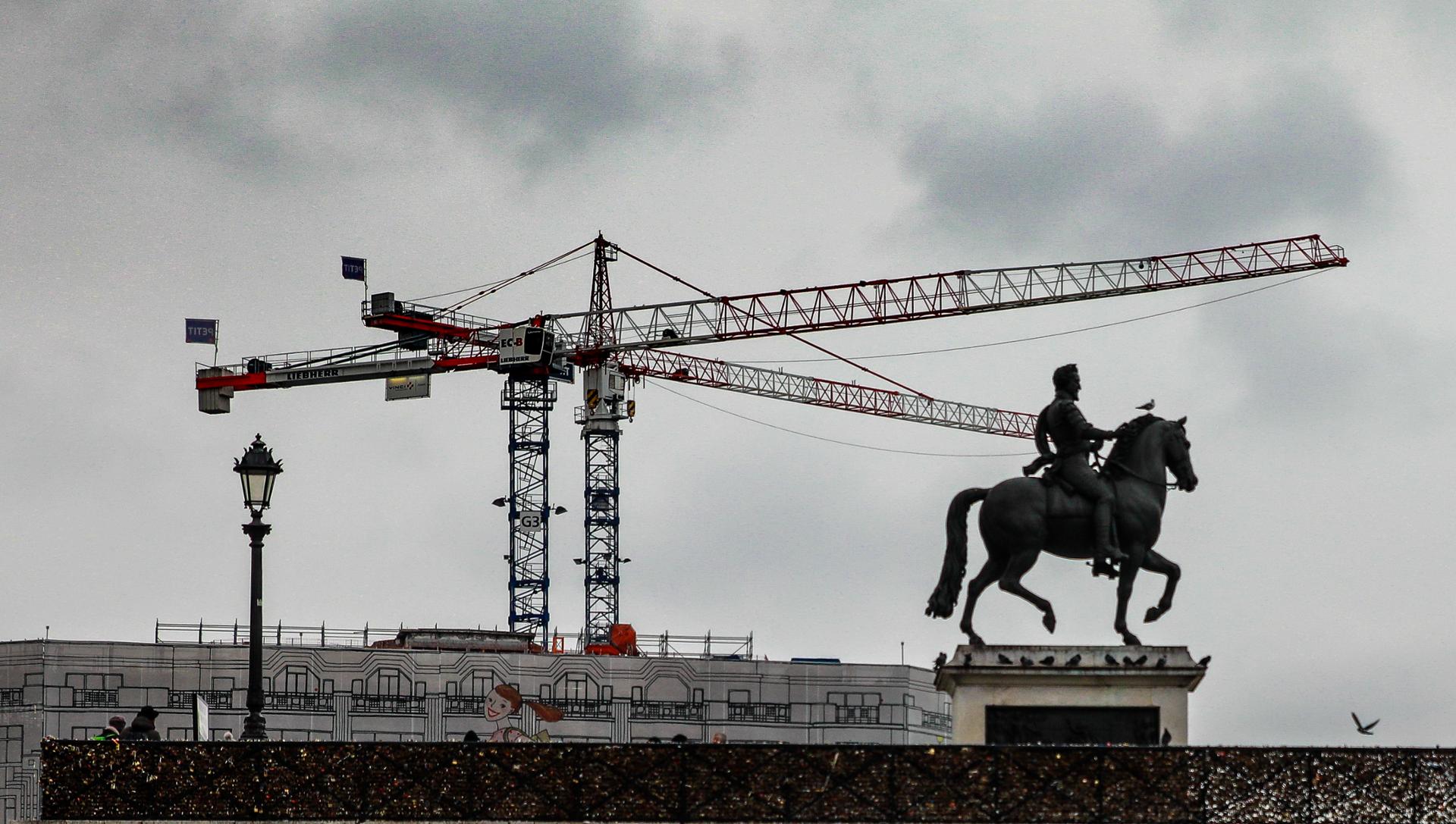POnt Neuf cavalier.jpg