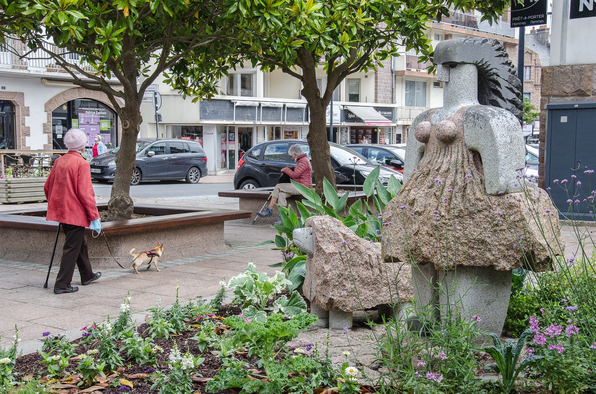 Chien et sa maîtresse en pierre