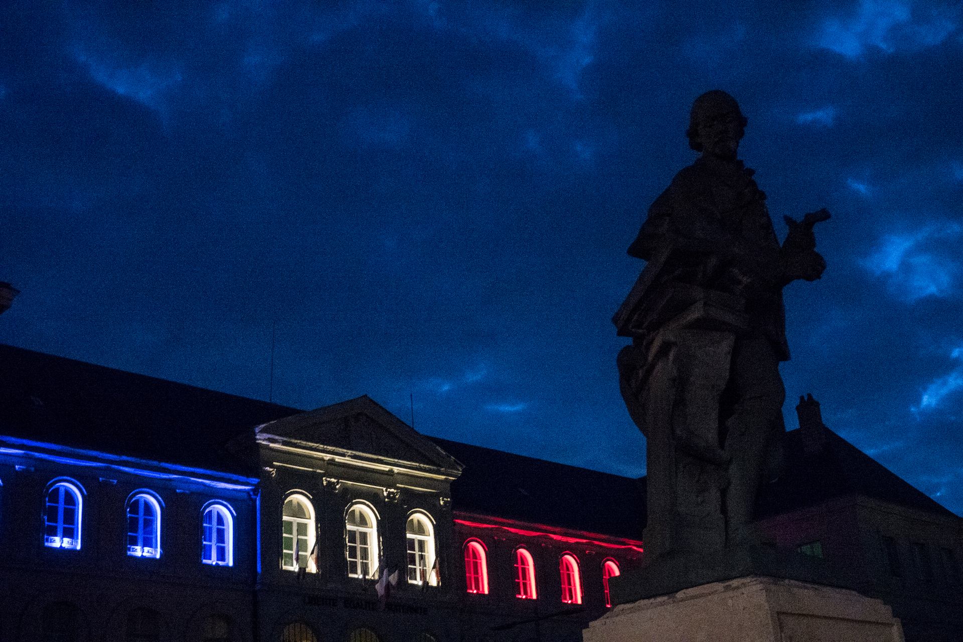 Nuit bleue blanche et rouge