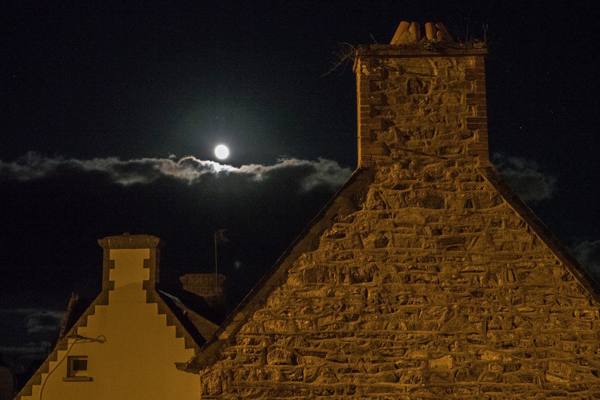 Pleine lune au bourg