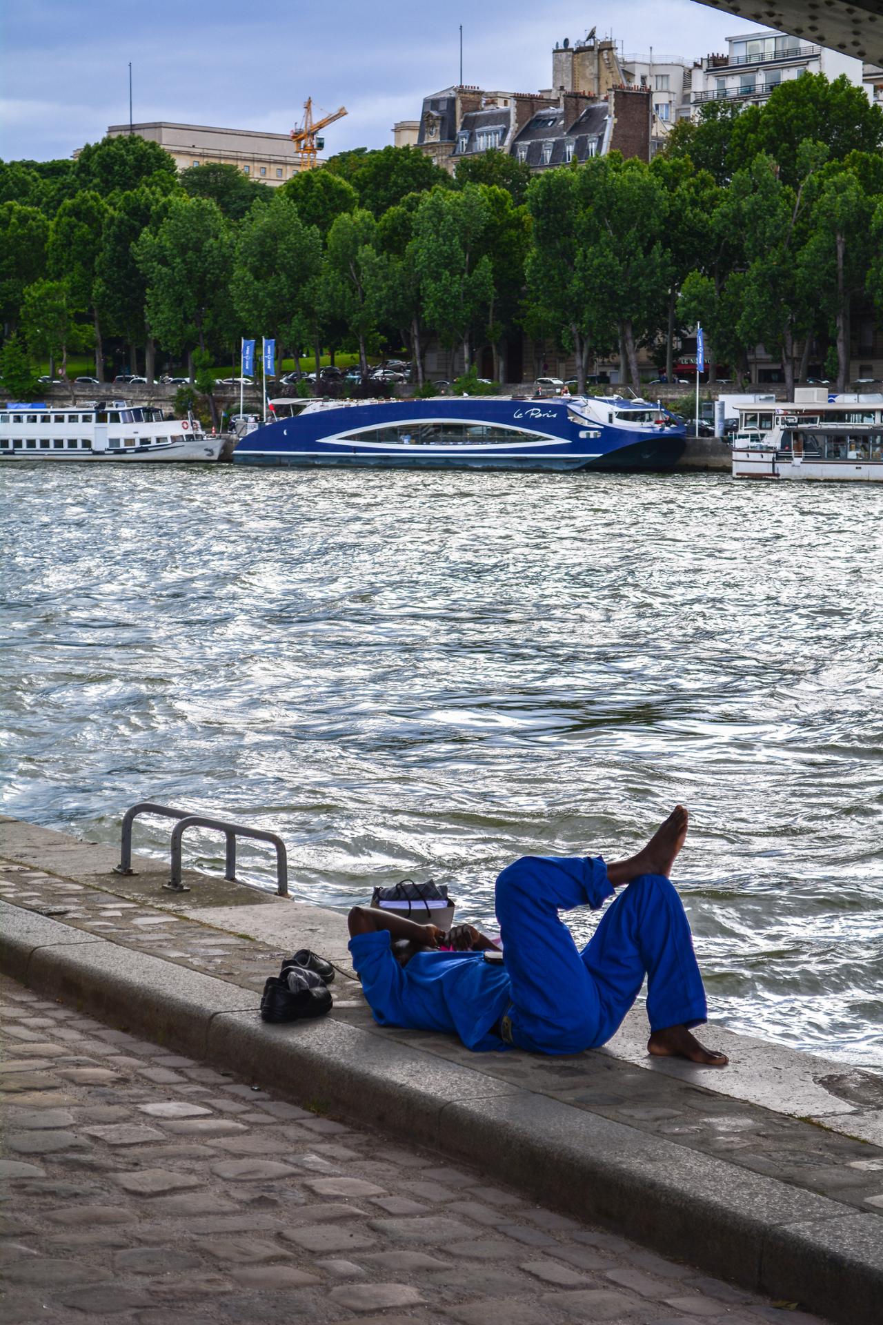 dolce vita, sieste en bord de Seine