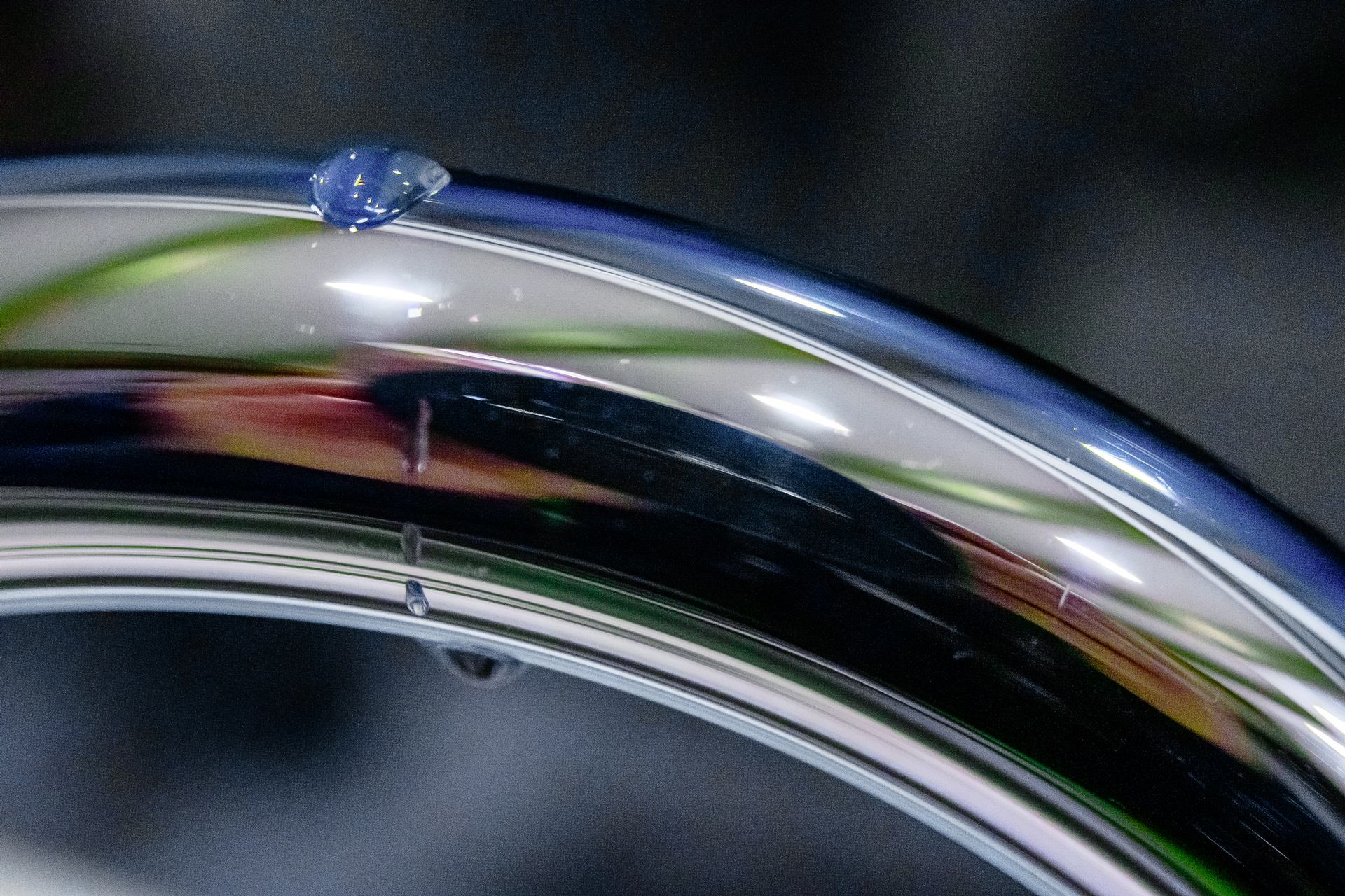 goutte d'eau en attente sur un tube inox