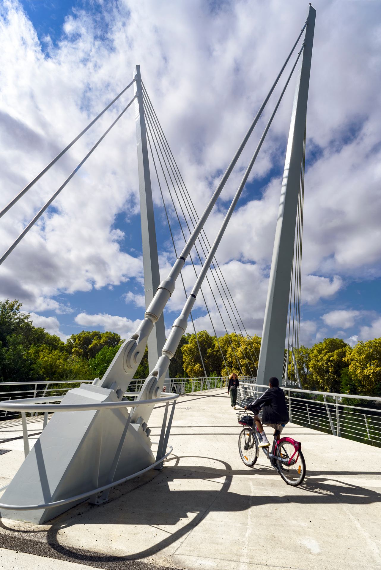 Vélo rouge et cheveux d'or