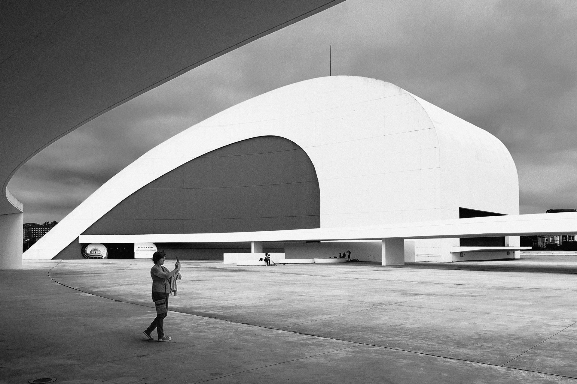 Courbures. Espace Niemeyer. AVILES