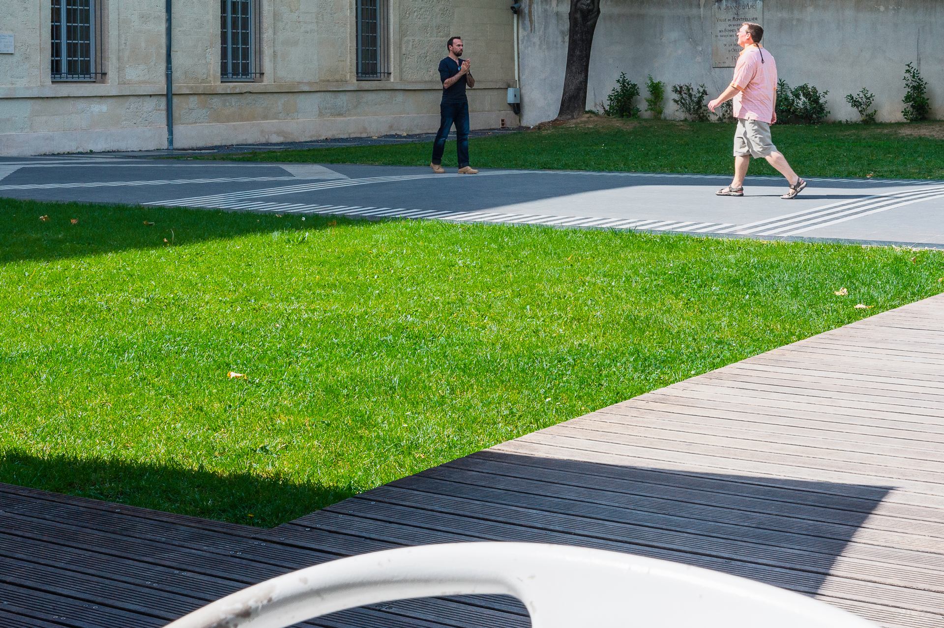 Déambulation sur une mosaïque de Daniel Buren