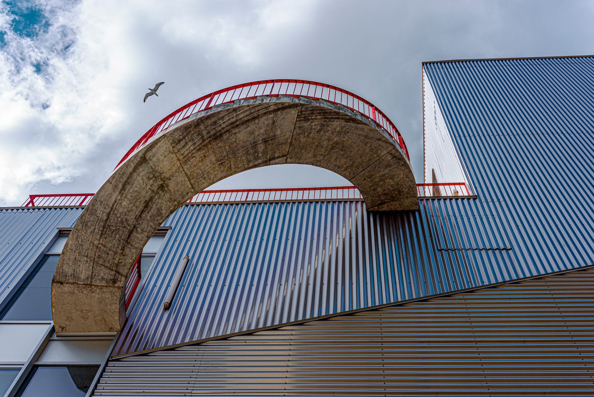 Accès extérieur hélicoidal à la terrasse rouge