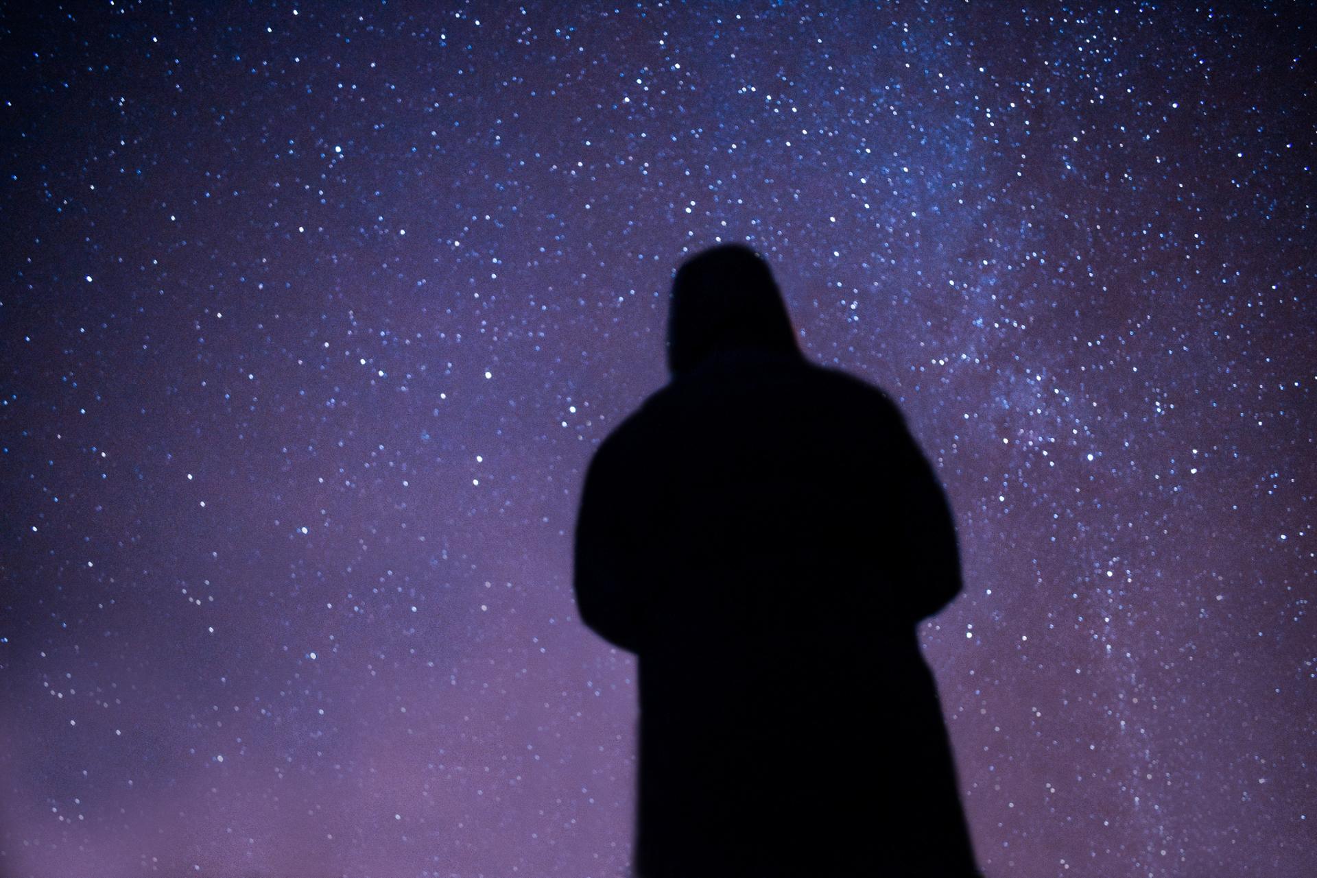 Seul face aux étoiles.