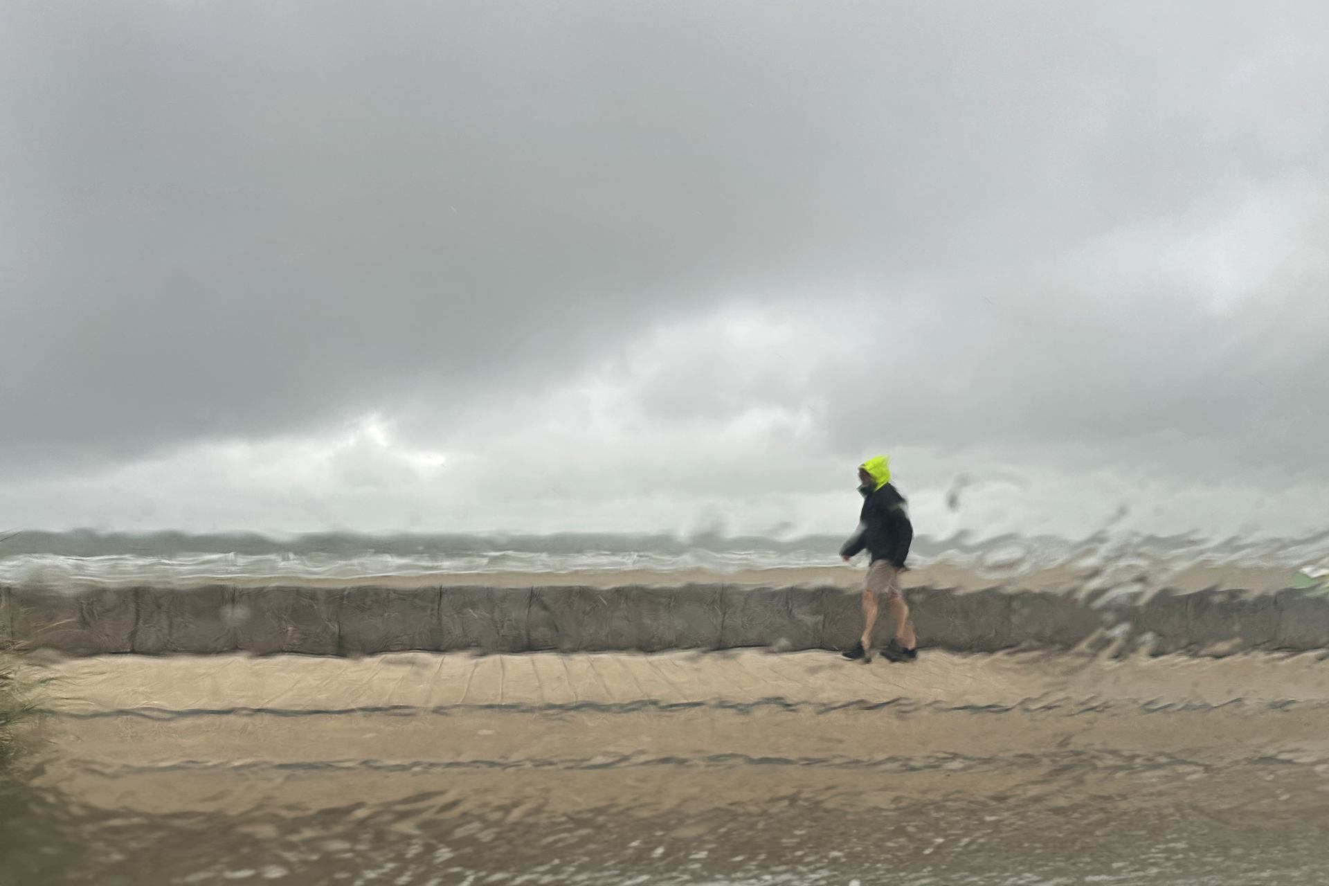 promeneur sous la pluie