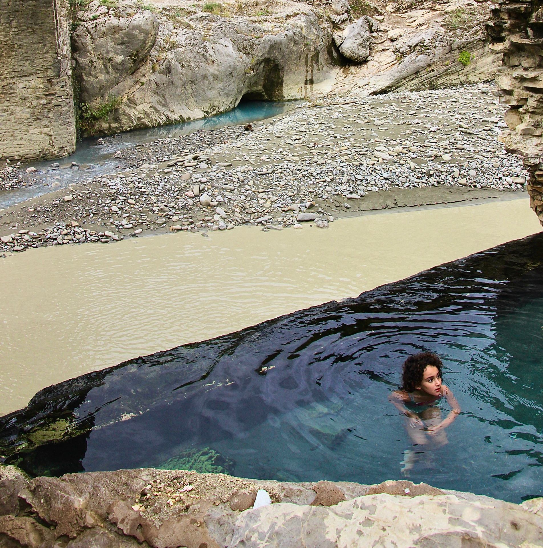 Nager entre deux eaux.