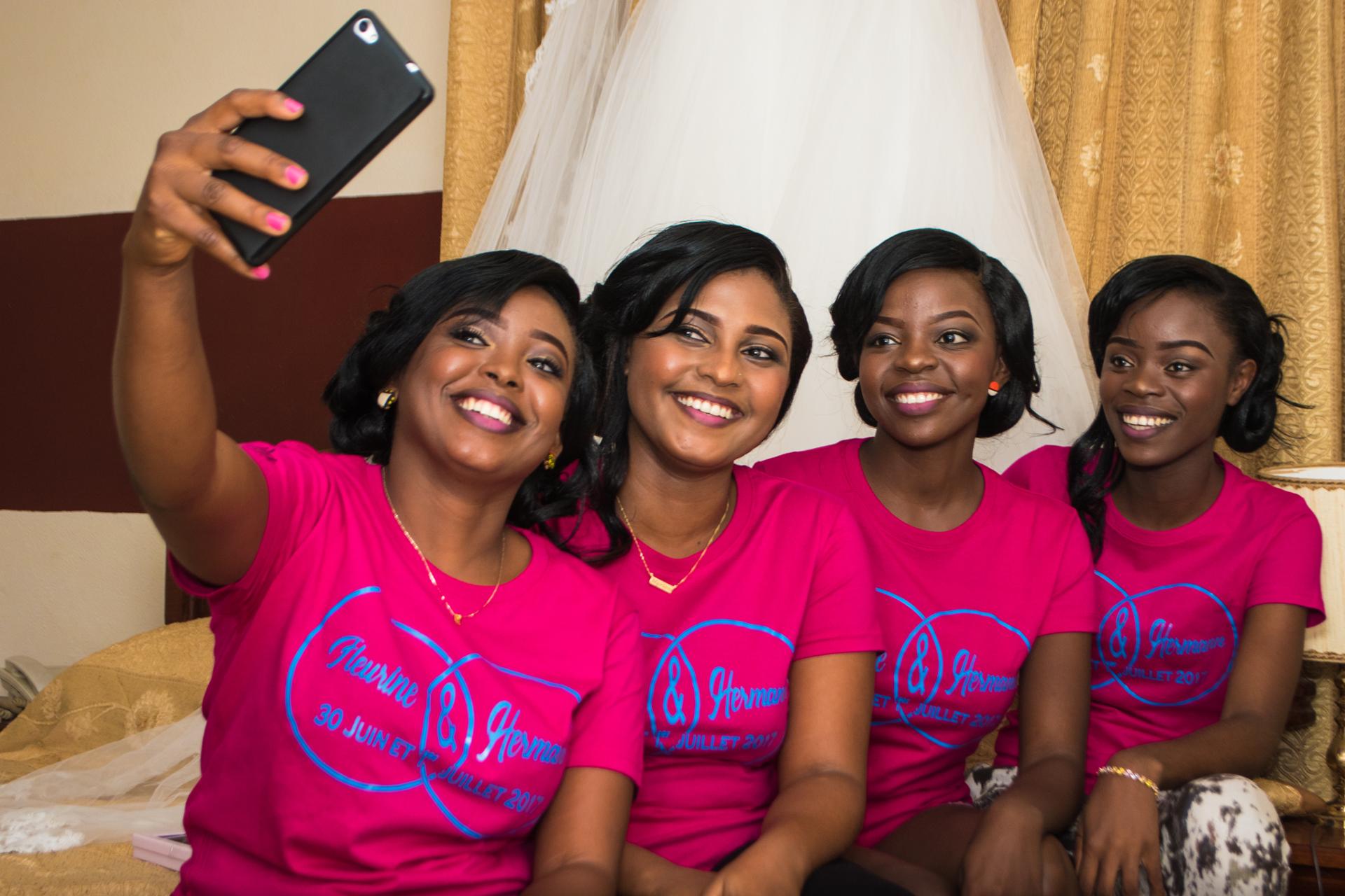 pose selfie entre fille d'honneur 