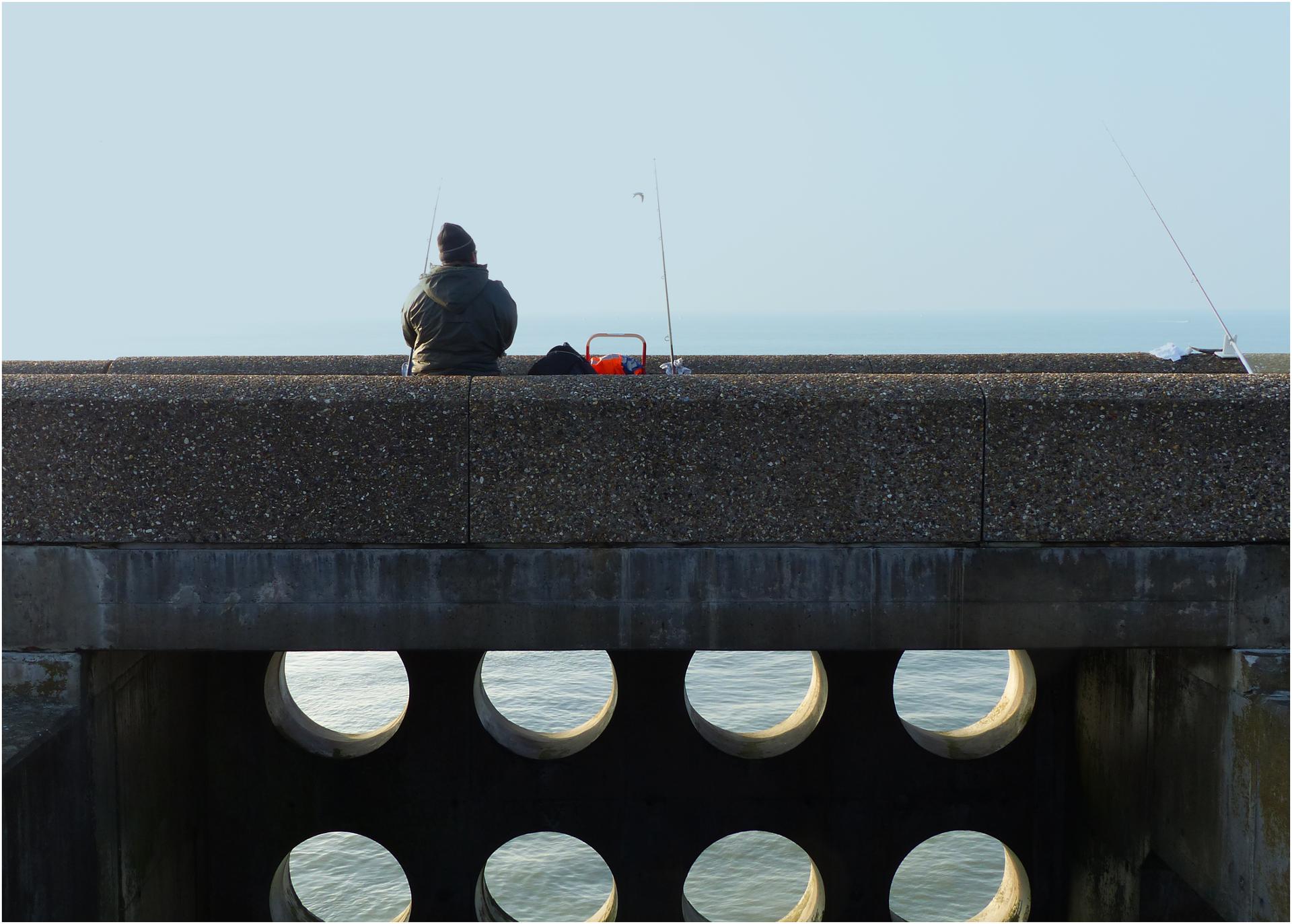 Seul sur la jetée perforée
