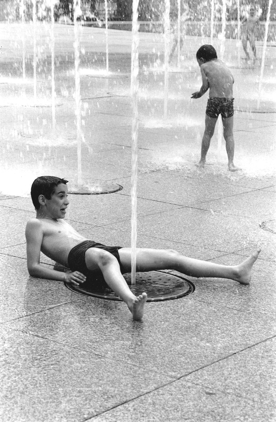 NB Garçon jet d'eau parc CARDON.jpg