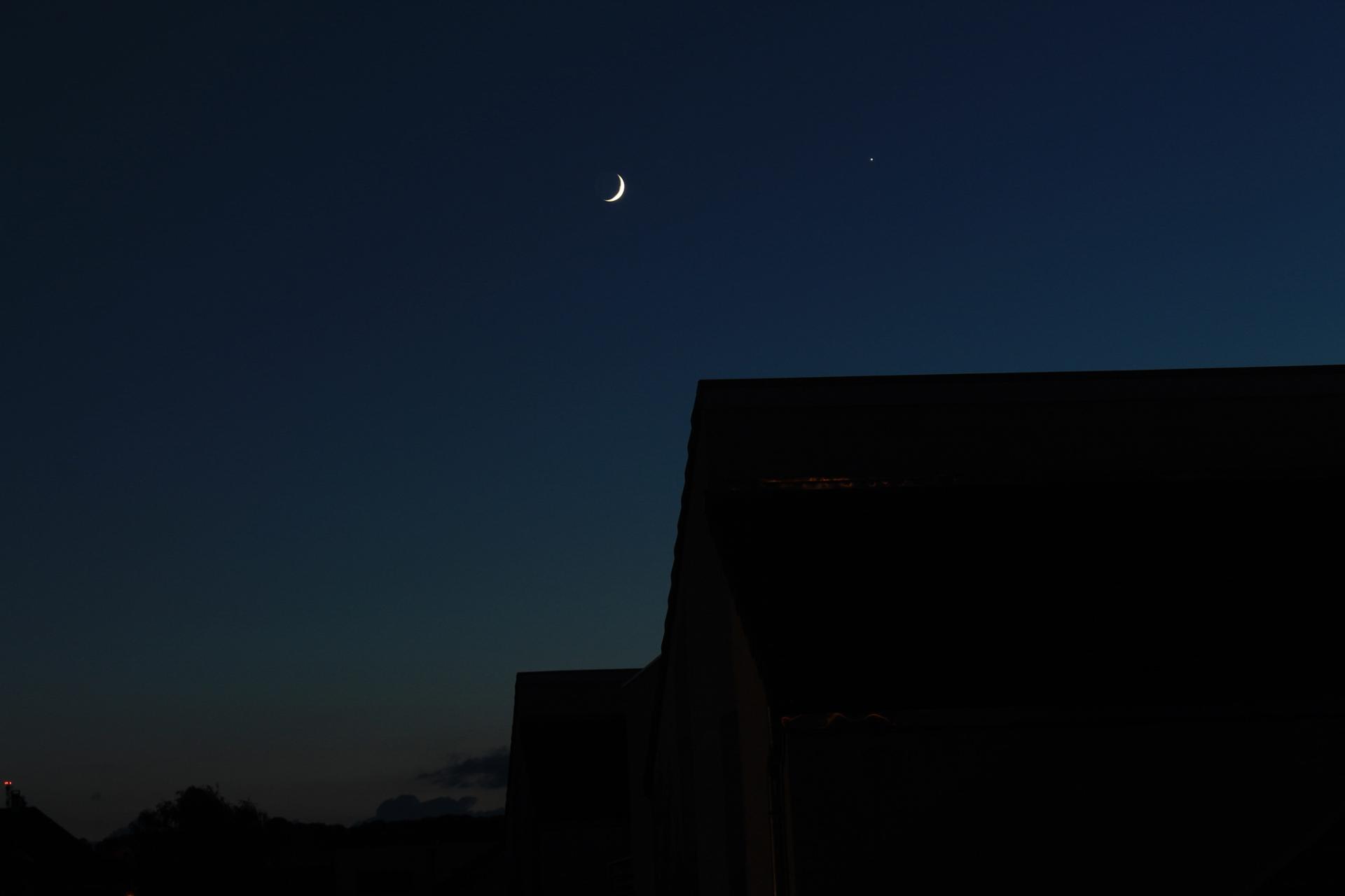 croissant de lune et vénus dans le ciel du 16 Juin.