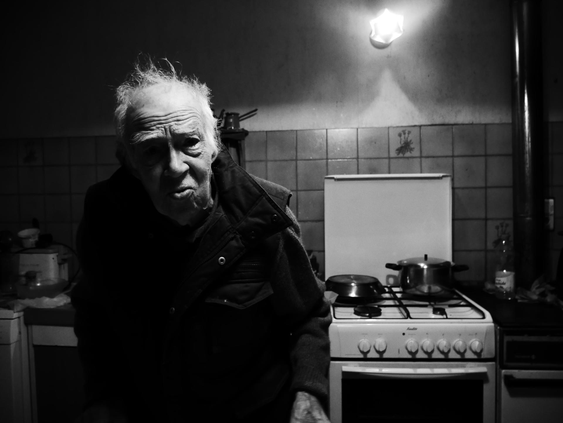 l'ancien dans sa cuisine.JPG