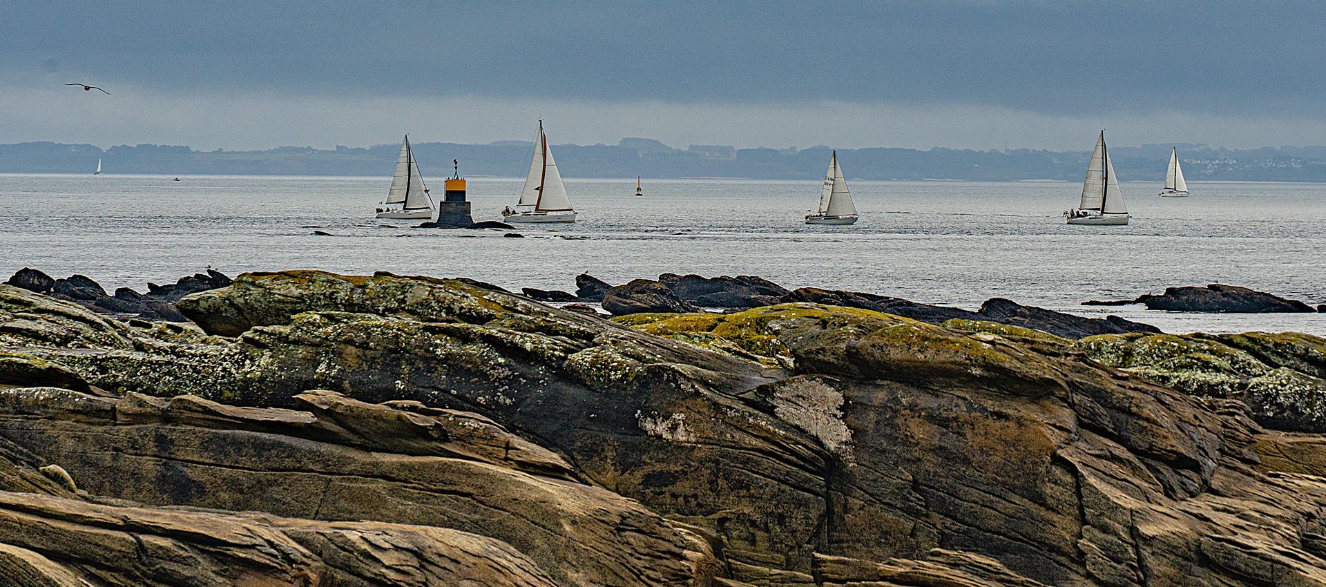 Par-dessus les rochers