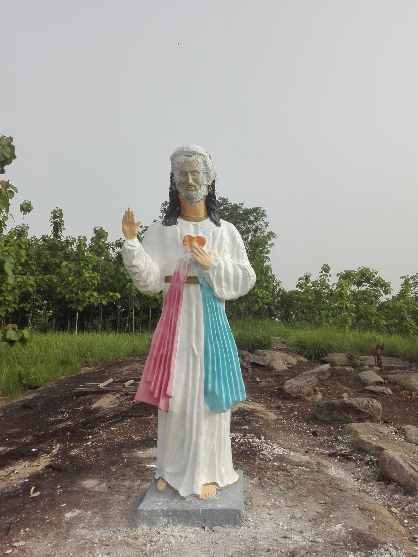Le sanctuaire de la vierge Marie dans le village ARAVIA Département de Bouake c'est le lieu du pèlerinage de tout les chrétiens et chrétienne de la côte d'Ivoire