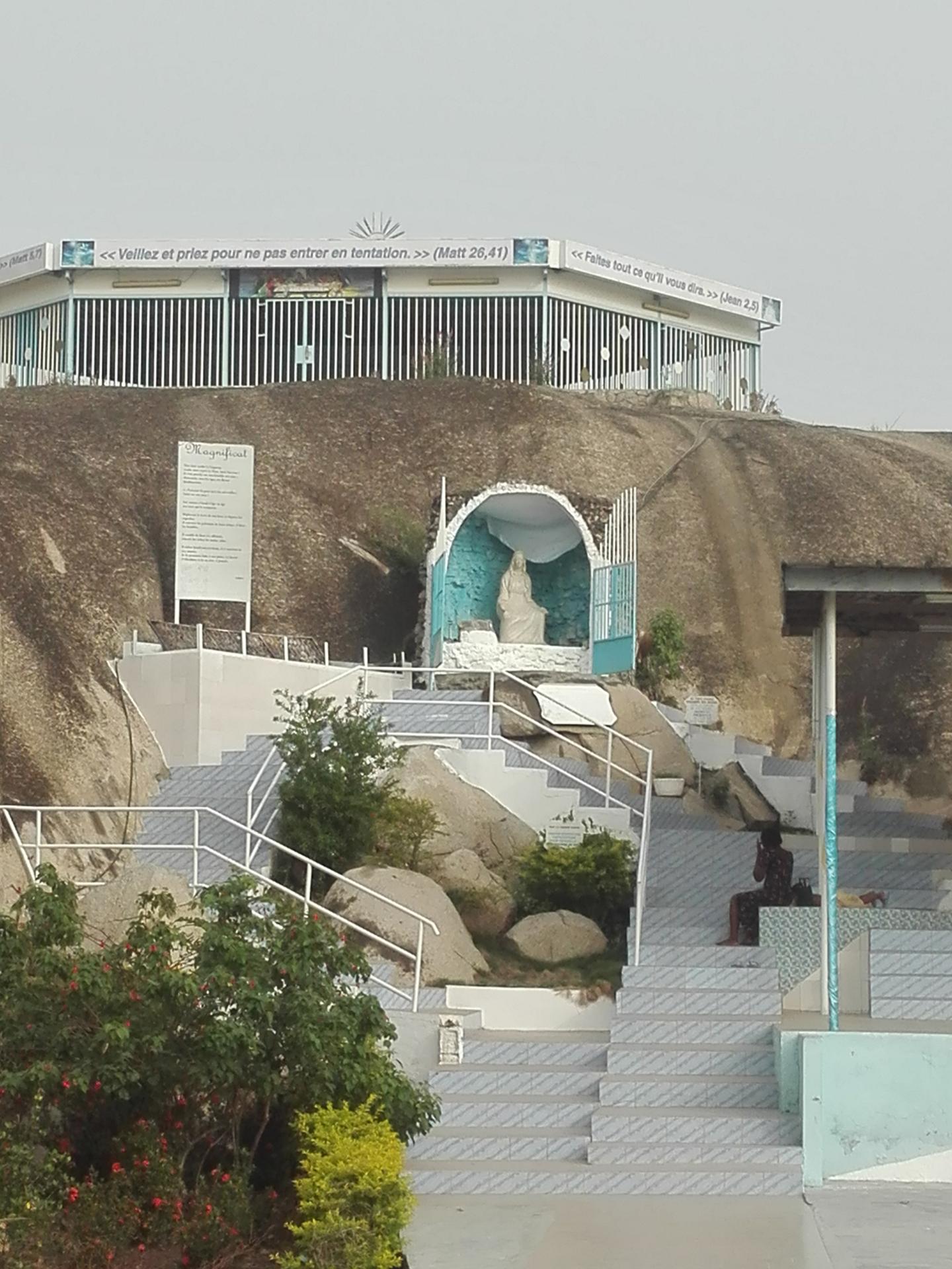 Le sanctuaire de la vierge Marie dans le village ARAVIA Département de Bouake c'est le lieu du pèlerinage de tout les chrétiens et chrétienne de la côte d'Ivoire