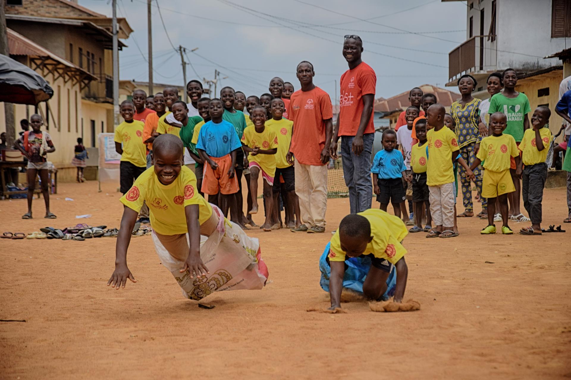 La course en sac est un jeu qui convient parfaitement aux enfants de par son côté ludique et amusant. 