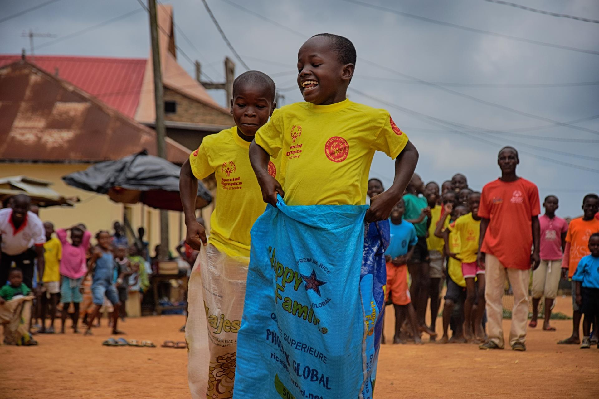 La course en sac est un jeu qui convient parfaitement aux enfants de par son côté ludique et amusant. 