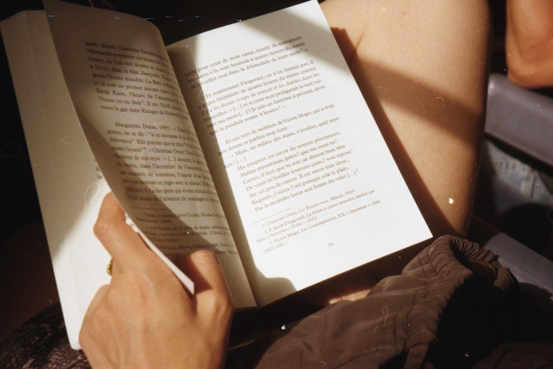 Cécilia reading in the train to Arles