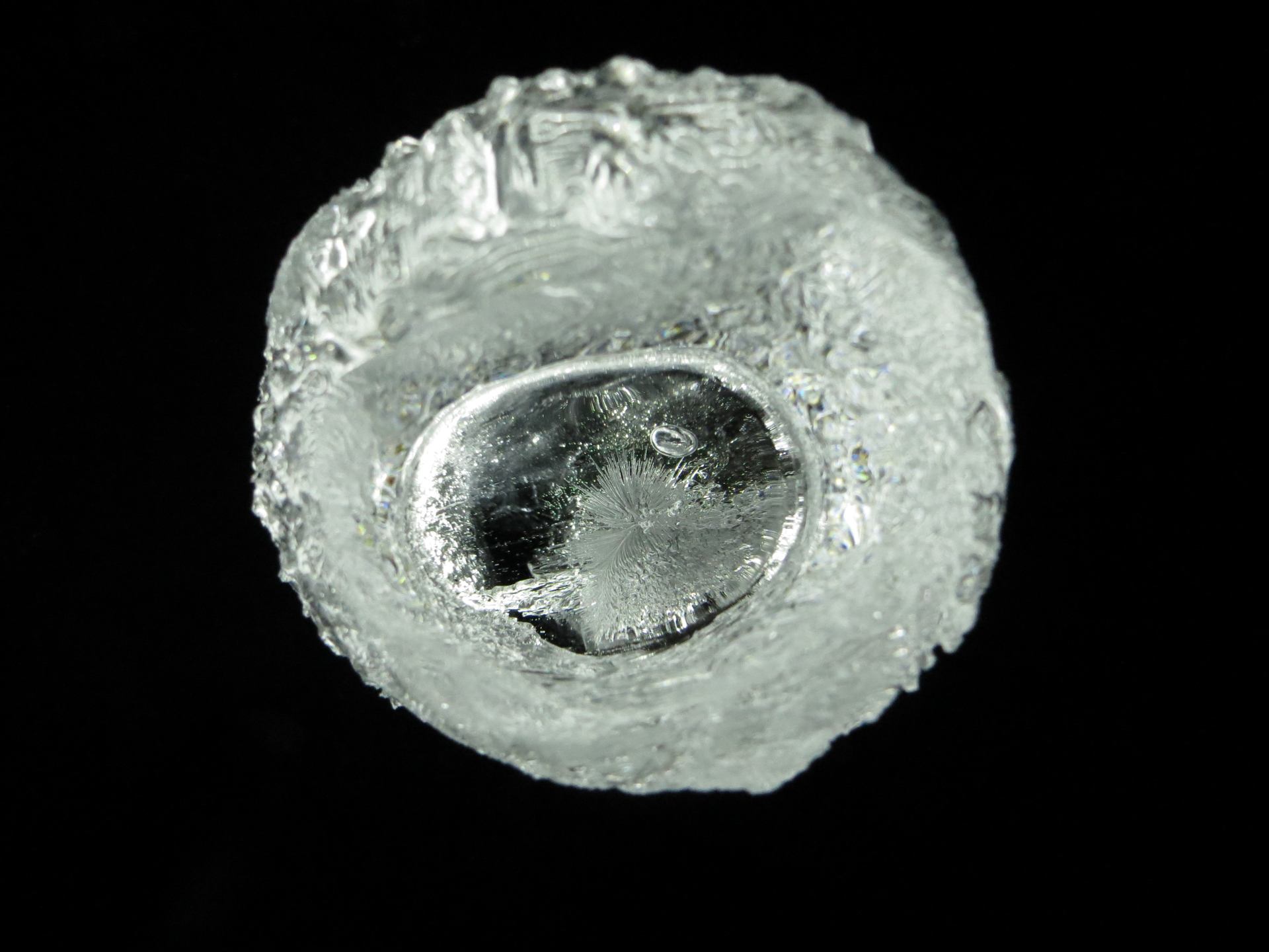 A window in an ice stalagmite lets us see what´s inside