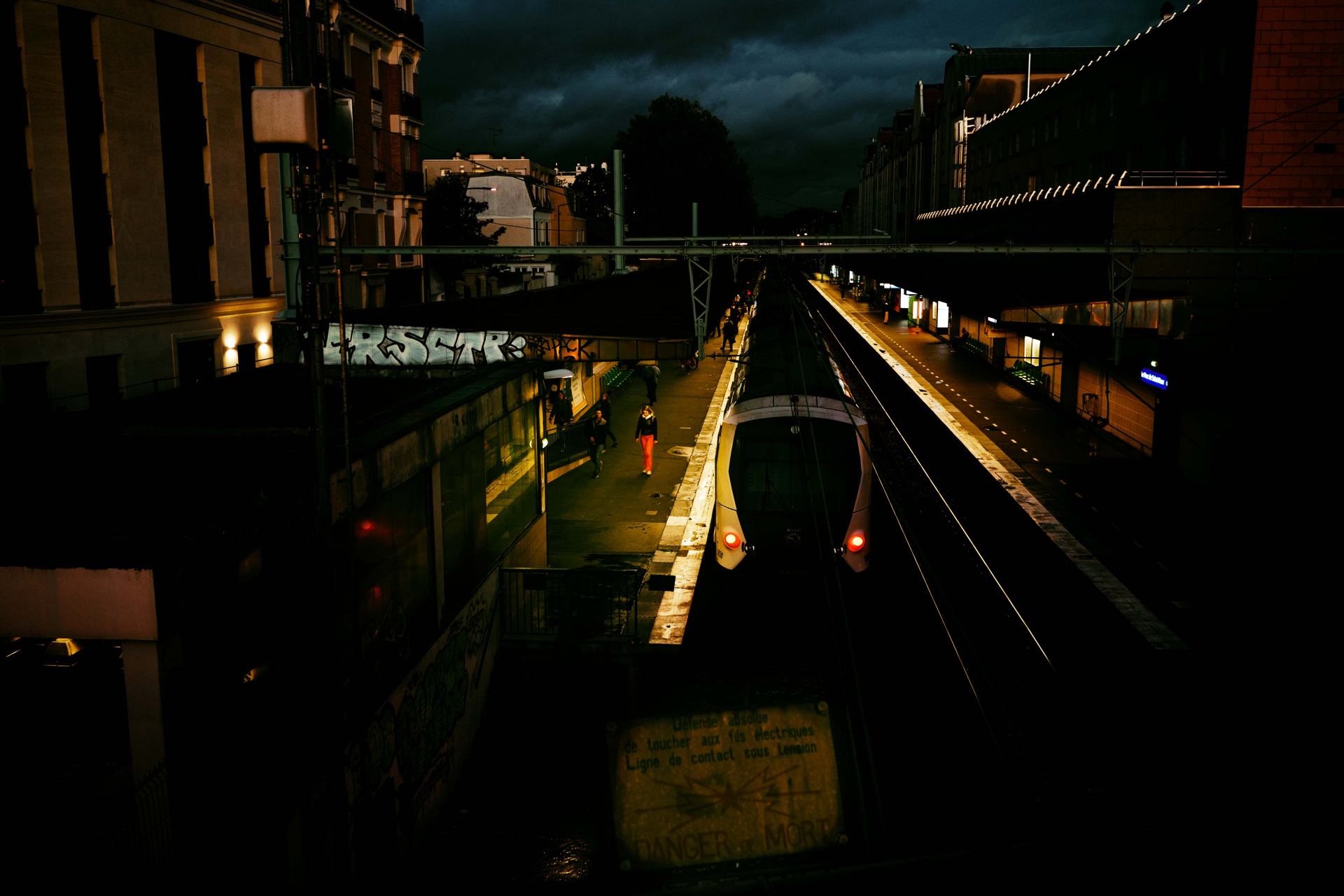 la femme au pantalon rouge.jpg